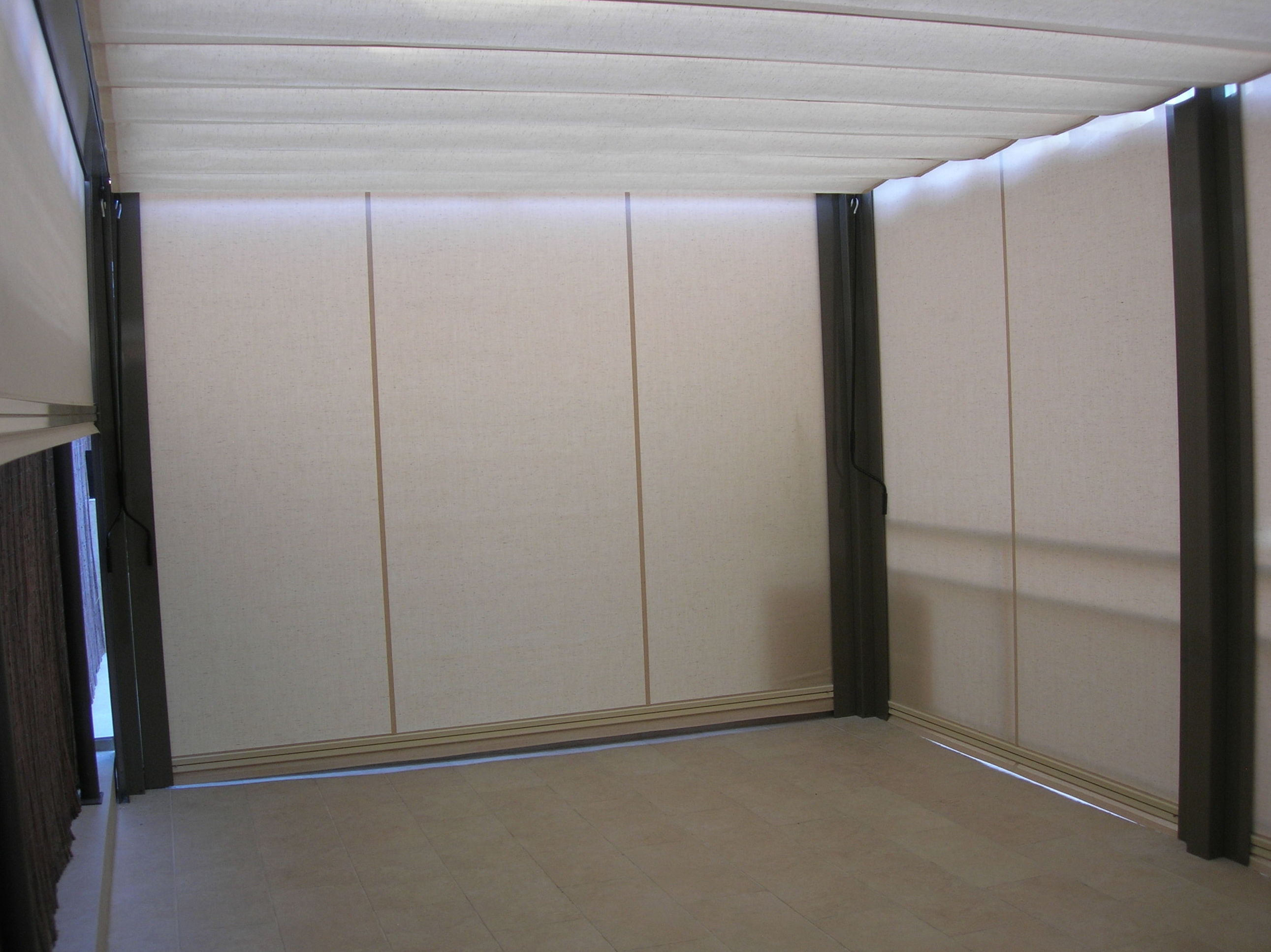 Toldos verticales alrededor de una pérgola Toldos verticales alrededor de una pérgola