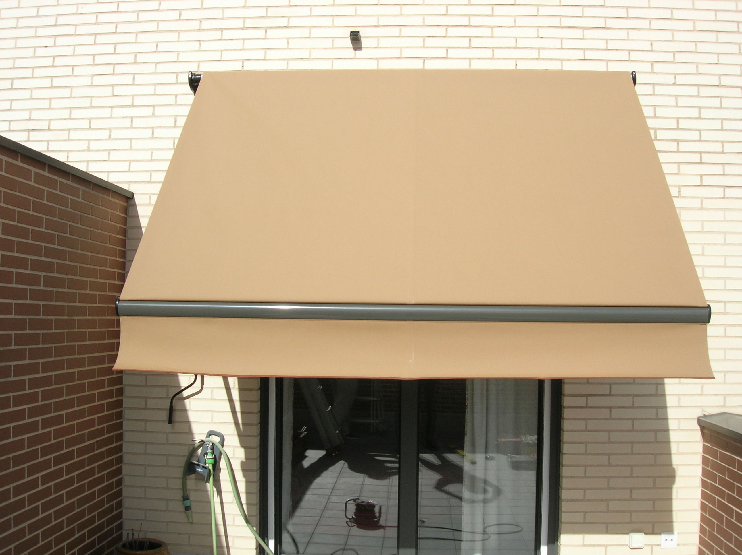 Toldo Portada con brazos de tensión instalado en Paracuellos del Jarama Toldo Portada con brazos de tensión instalado en Paracuellos del Jarama