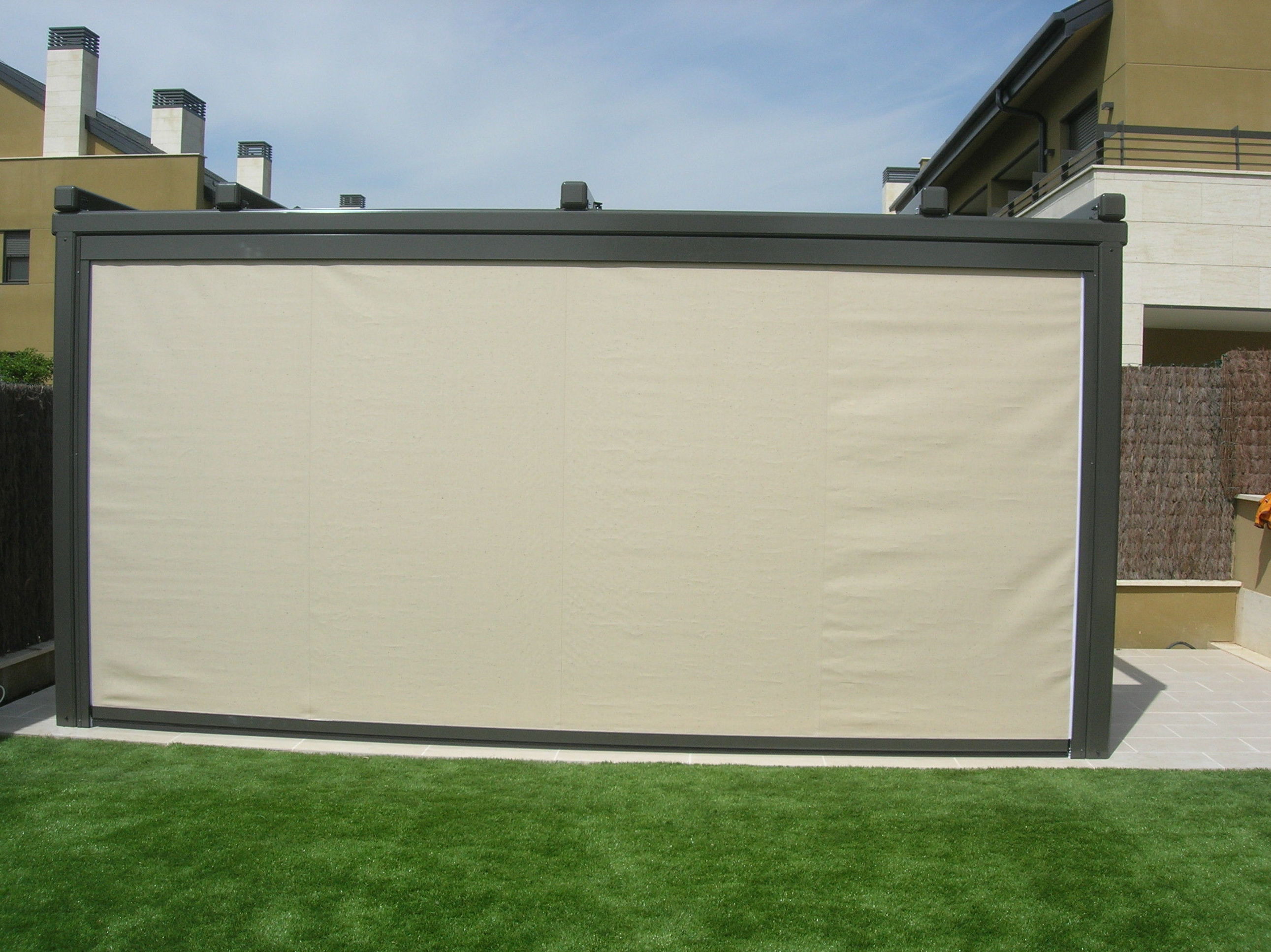 Toldo vertical con cofre y guías cremallera Toldo vertical con cofre y guías cremallera