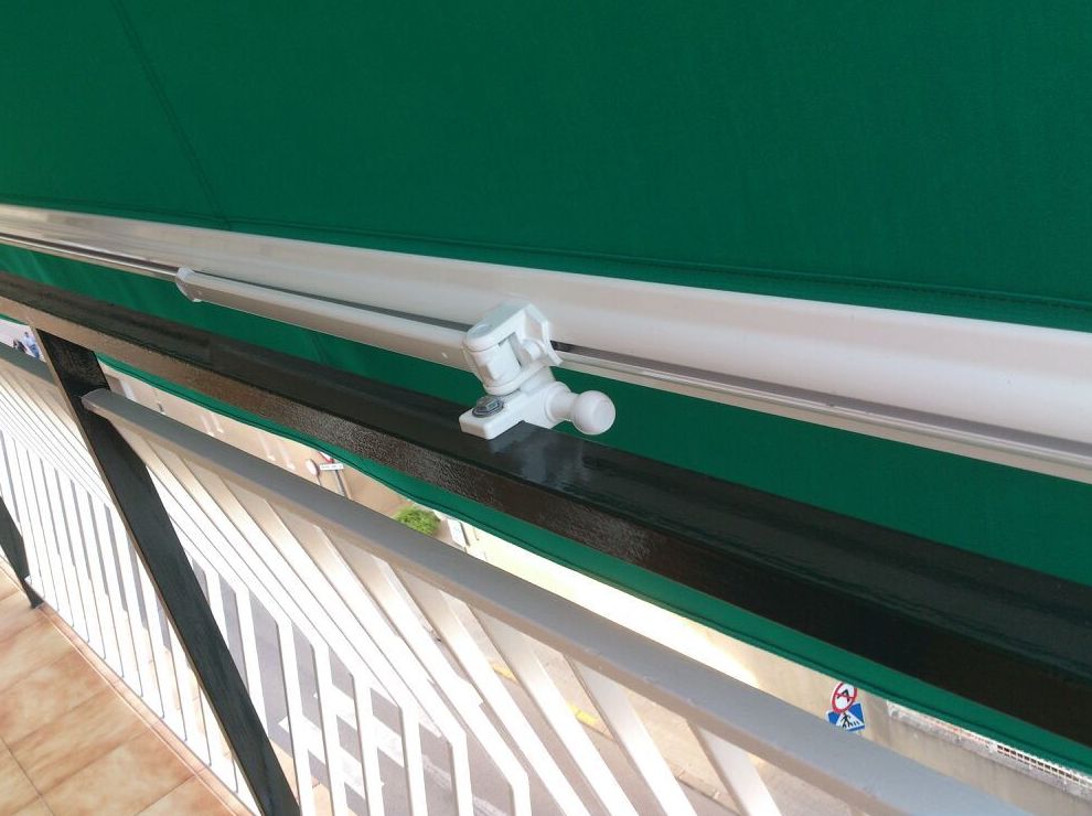 Toldo Stor detalle de sujección barandilla Toldo Stor detalle de sujección barandilla