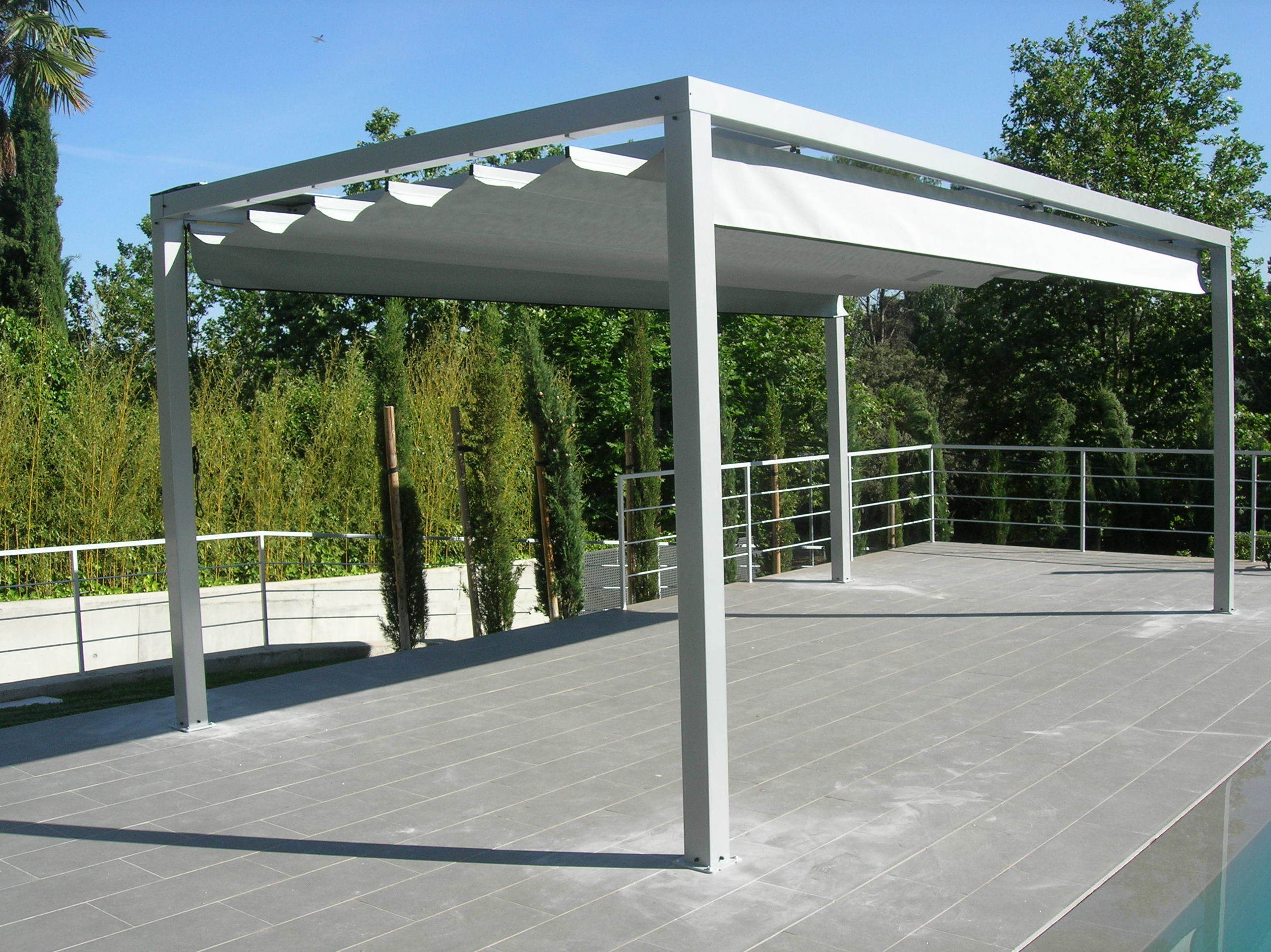 Pérgola con tubos de 110X110 instalada en swan Sebastián de los Reyes por Toldos Apolo Pérgola con tubos de 110X110 instalada en swan Sebastián de los Reyes por Toldos Apolo