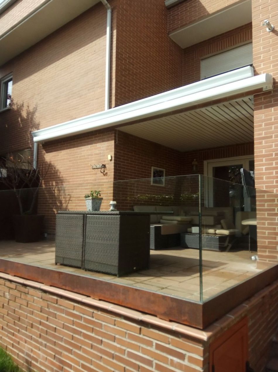 Toldo Splenbox motorizado y con automatismo viento inalámbrico de Somfy Toldo Splenbox motorizado y con automatismo viento inalámbrico de Somfy