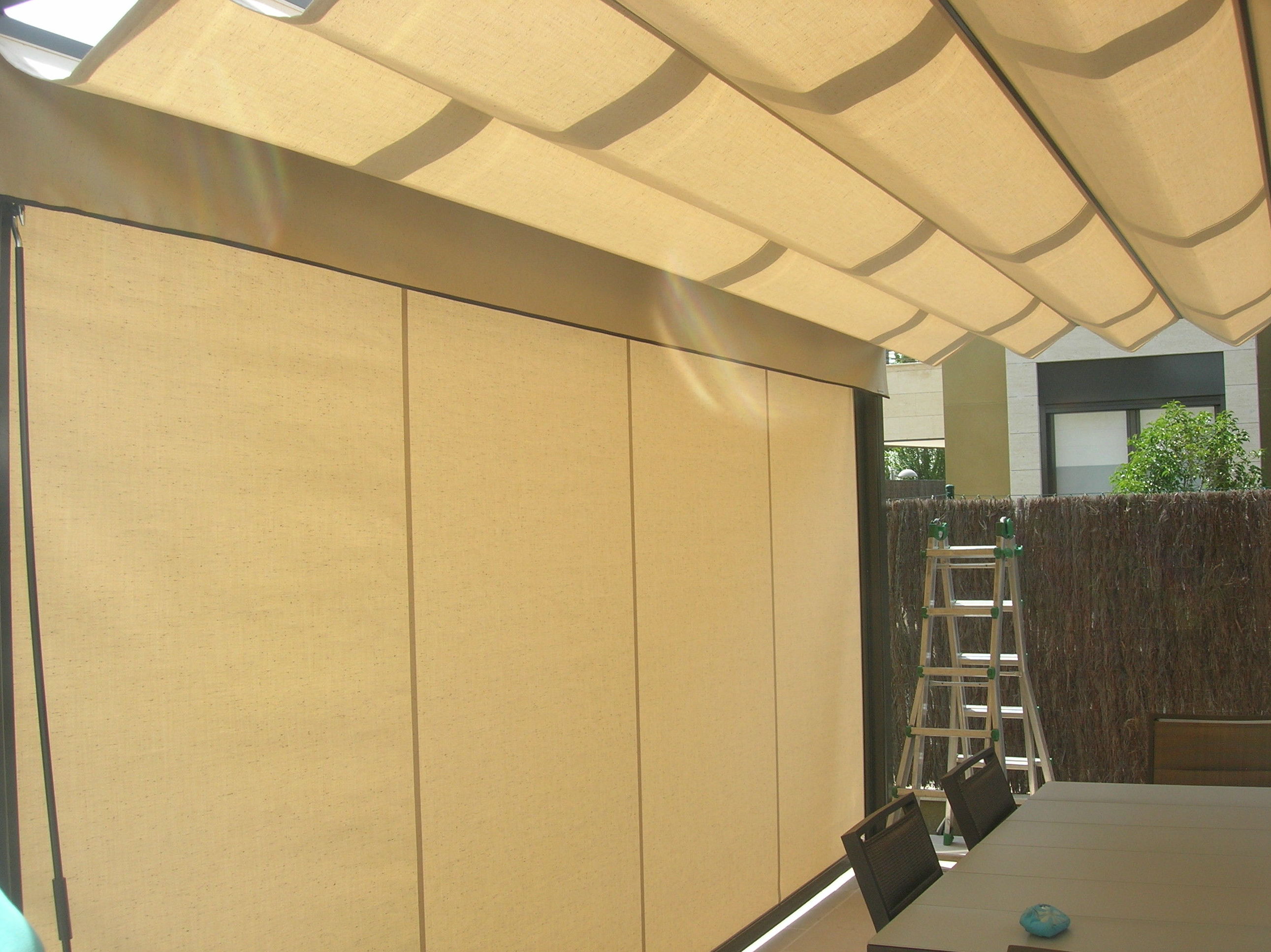 Toldo vertical con guías cremallera y pérgola 120X120 vito desde dentro Toldo vertical con guías cremallera y pérgola 120X120 vito desde dentro