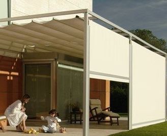 Pérgola Elite Tarragona con toldos verticales cortavientos Pérgola Elite Tarragona con toldos verticales cortavientos
