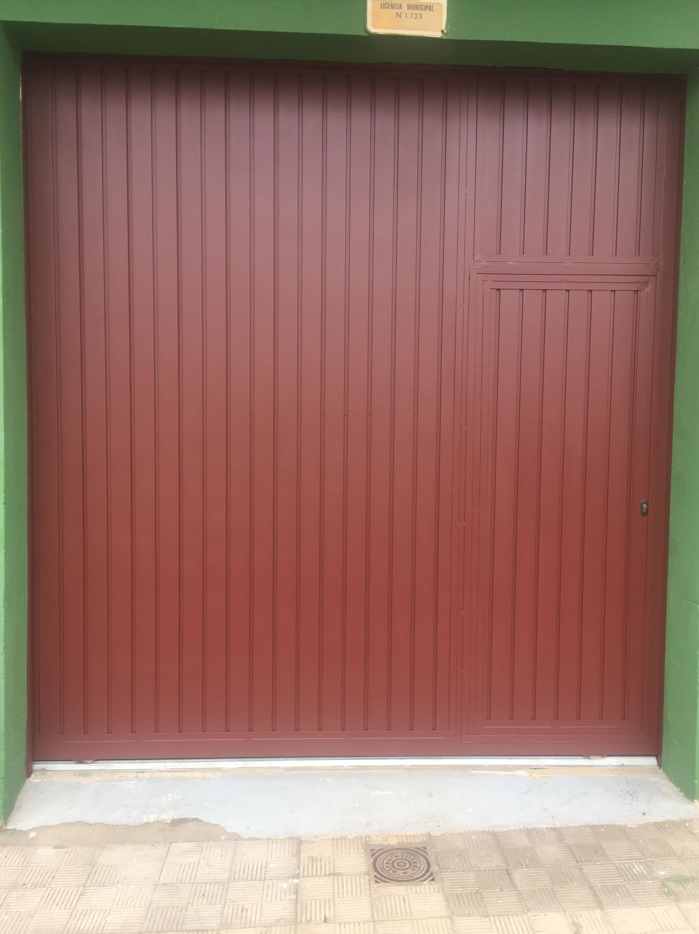 Puerta corredera con peatonal insertada en color marrón