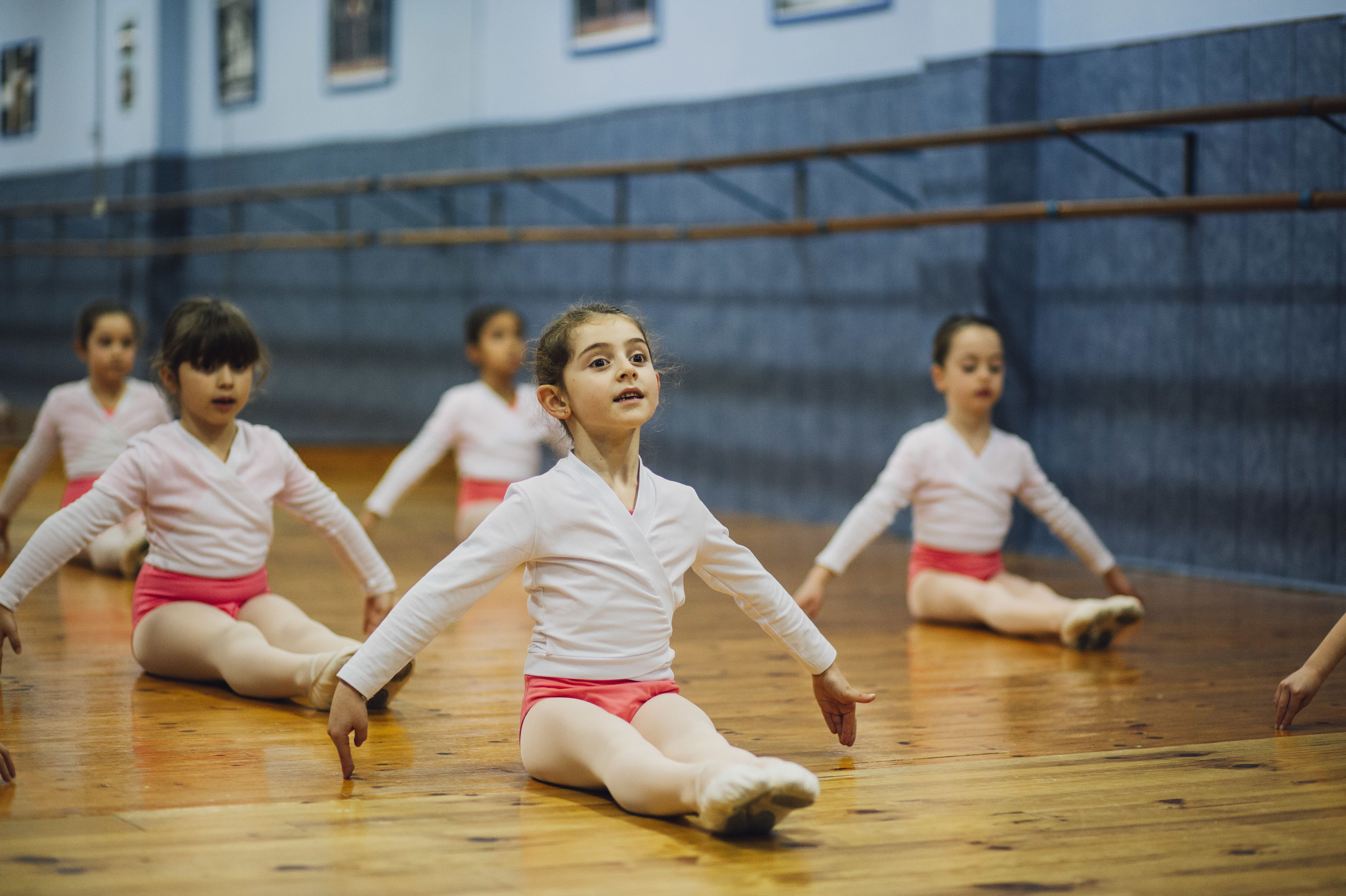PRE-PRIMARY - PRIMARY: Catálogo de Escola de Dansa Spin PRE-PRIMARY - PRIMARY: Catálogo de Escola de Dansa Spin