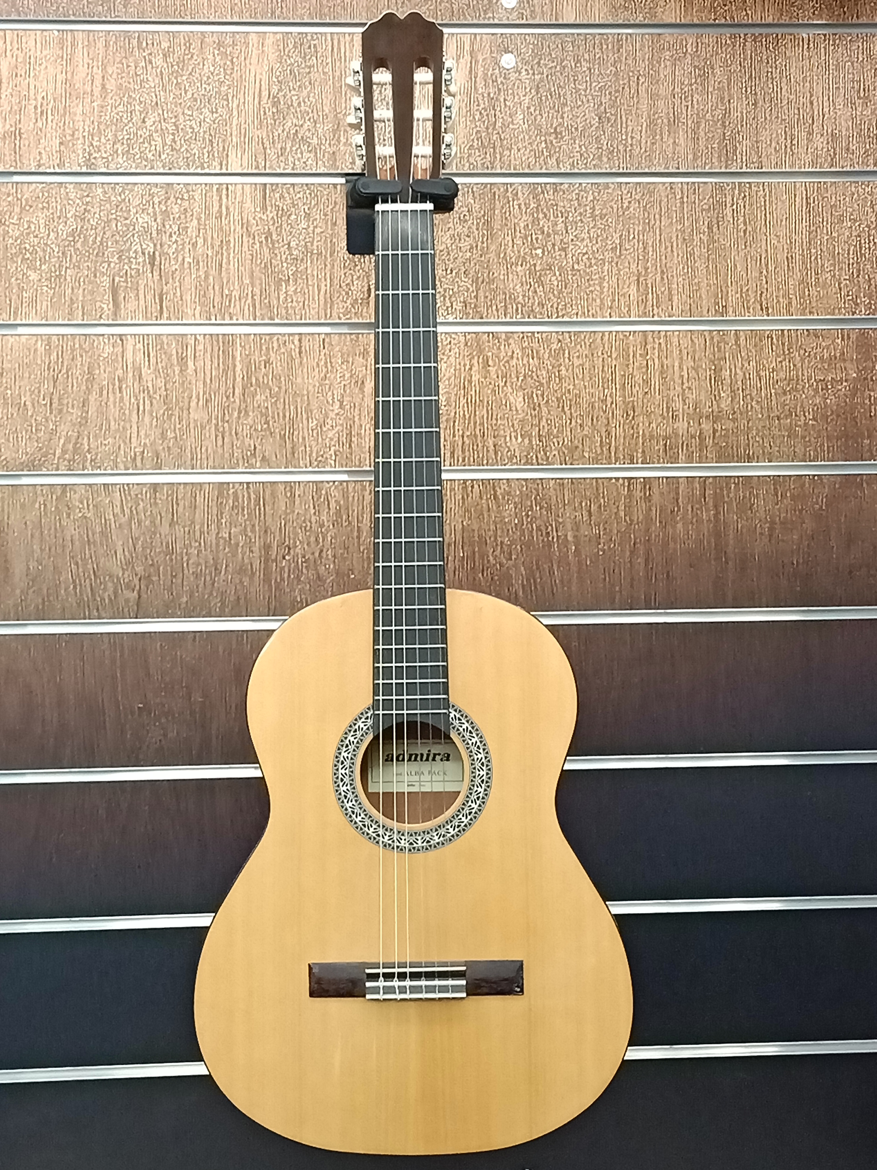 Guitarras: Productos y servicios de PENTAGRAMA Guitarras: Productos y servicios de PENTAGRAMA