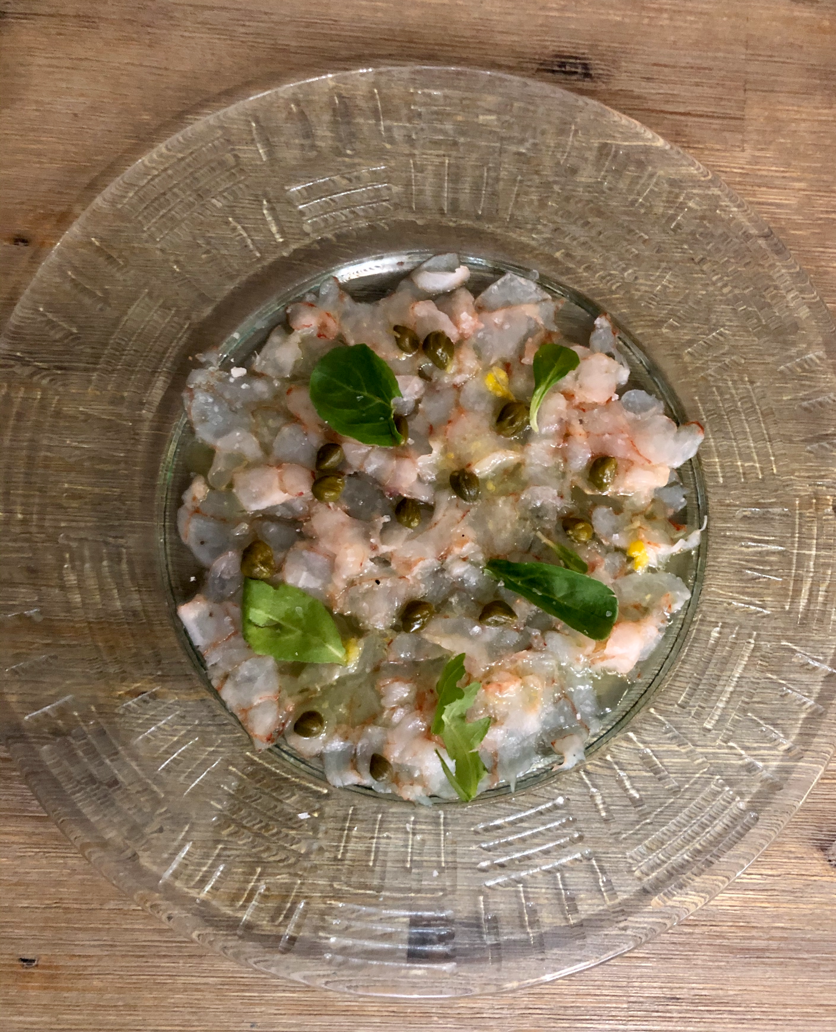 Carpaccio de Gambas, aceite de naranja y alcaparras: CARTA y Menús de Alquimia Carpaccio de Gambas, aceite de naranja y alcaparras: CARTA y Menús de Alquimia