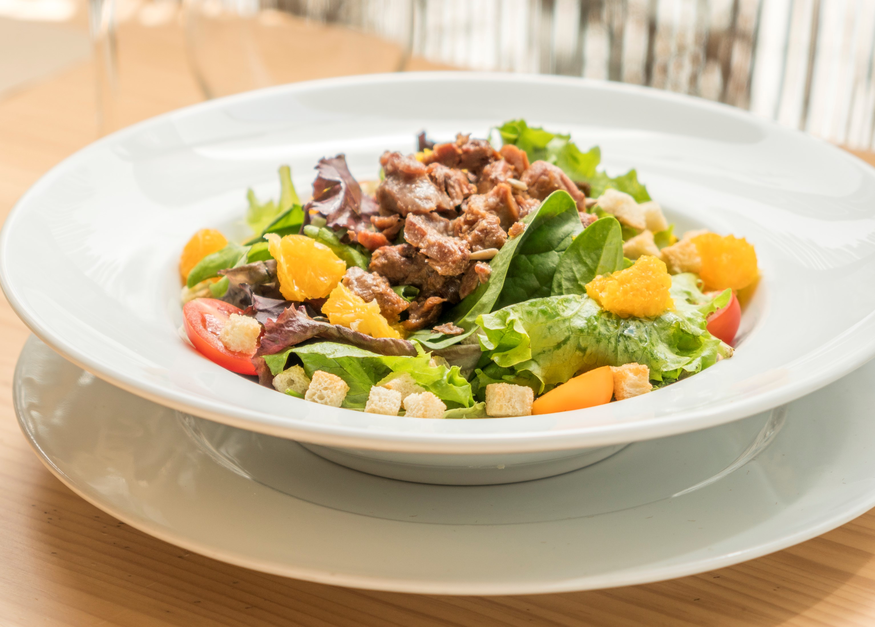 Ensalada de Pato con naranja, nueces, picatostes y vinagreta: CARTA y Menús de Alquimia Ensalada de Pato con naranja, nueces, picatostes y vinagreta: CARTA y Menús de Alquimia