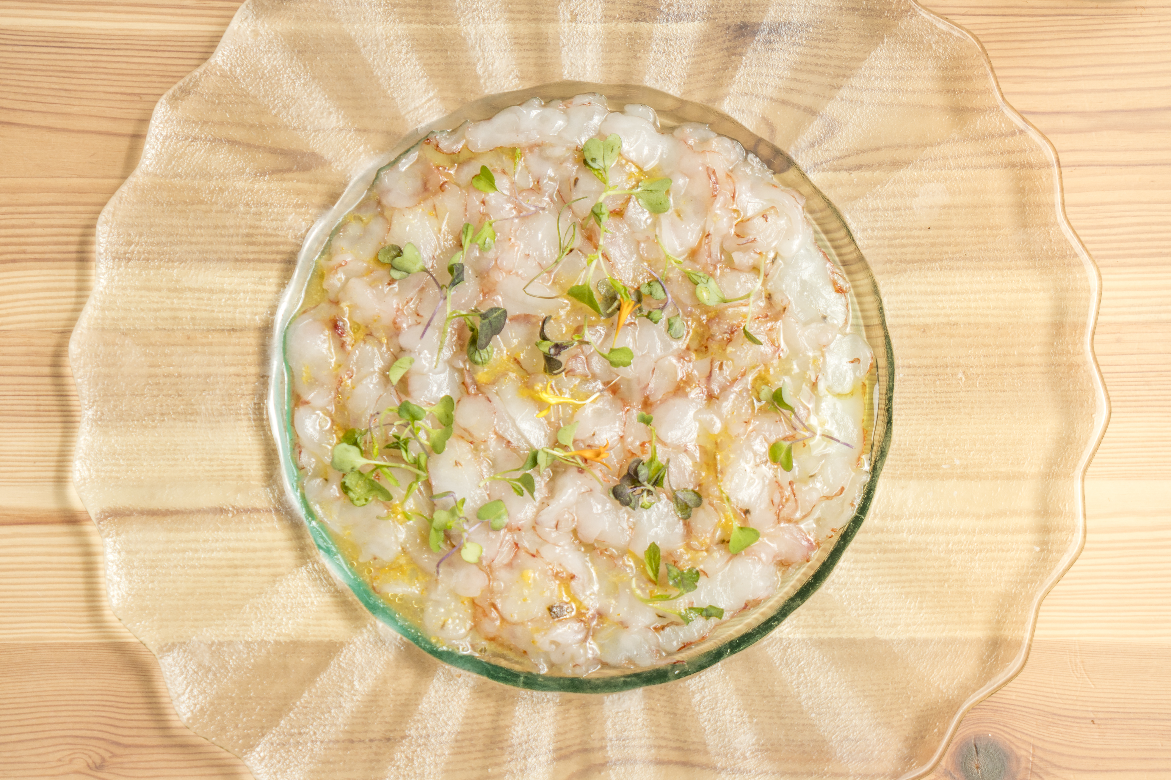 Carpaccio de Gambas, aceite de naranja y alcaparras: CARTA y Menús de Alquimia Carpaccio de Gambas, aceite de naranja y alcaparras: CARTA y Menús de Alquimia