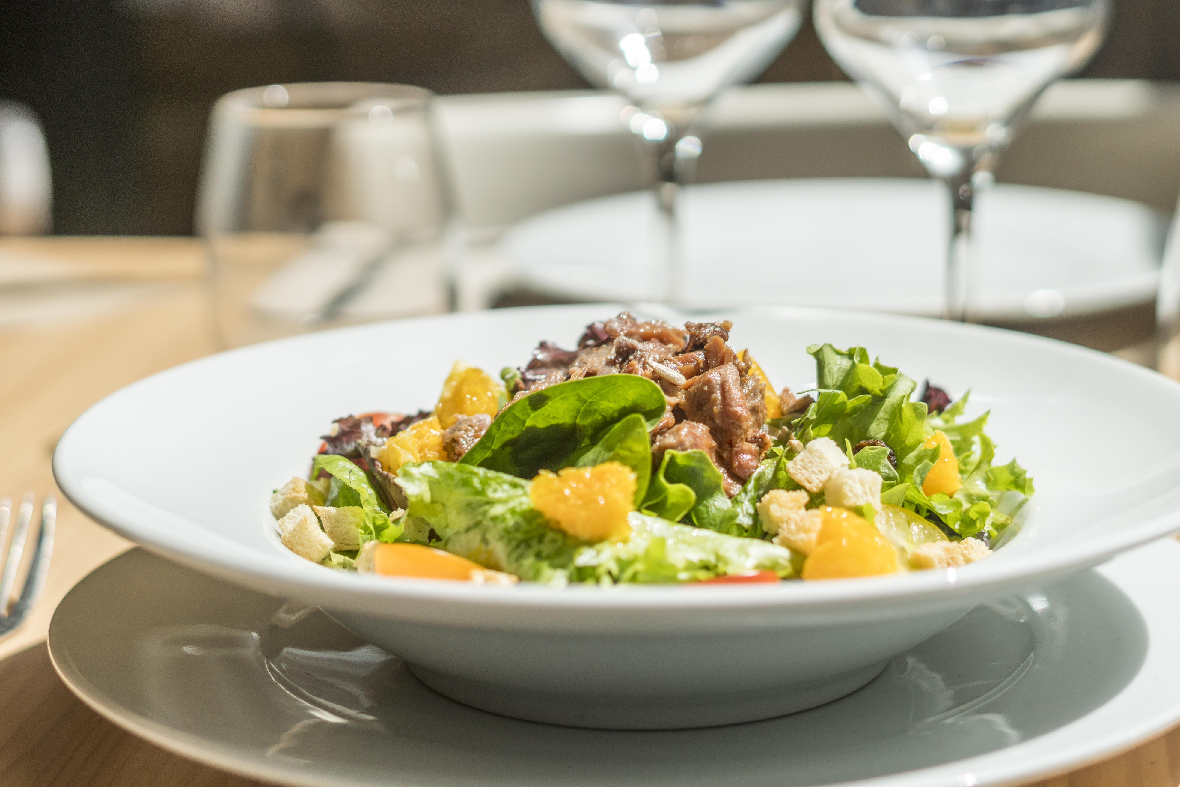 Ensalada de Pato con naranja, nueces, picatostes y vinagreta: CARTA y Menús de Alquimia Ensalada de Pato con naranja, nueces, picatostes y vinagreta: CARTA y Menús de Alquimia