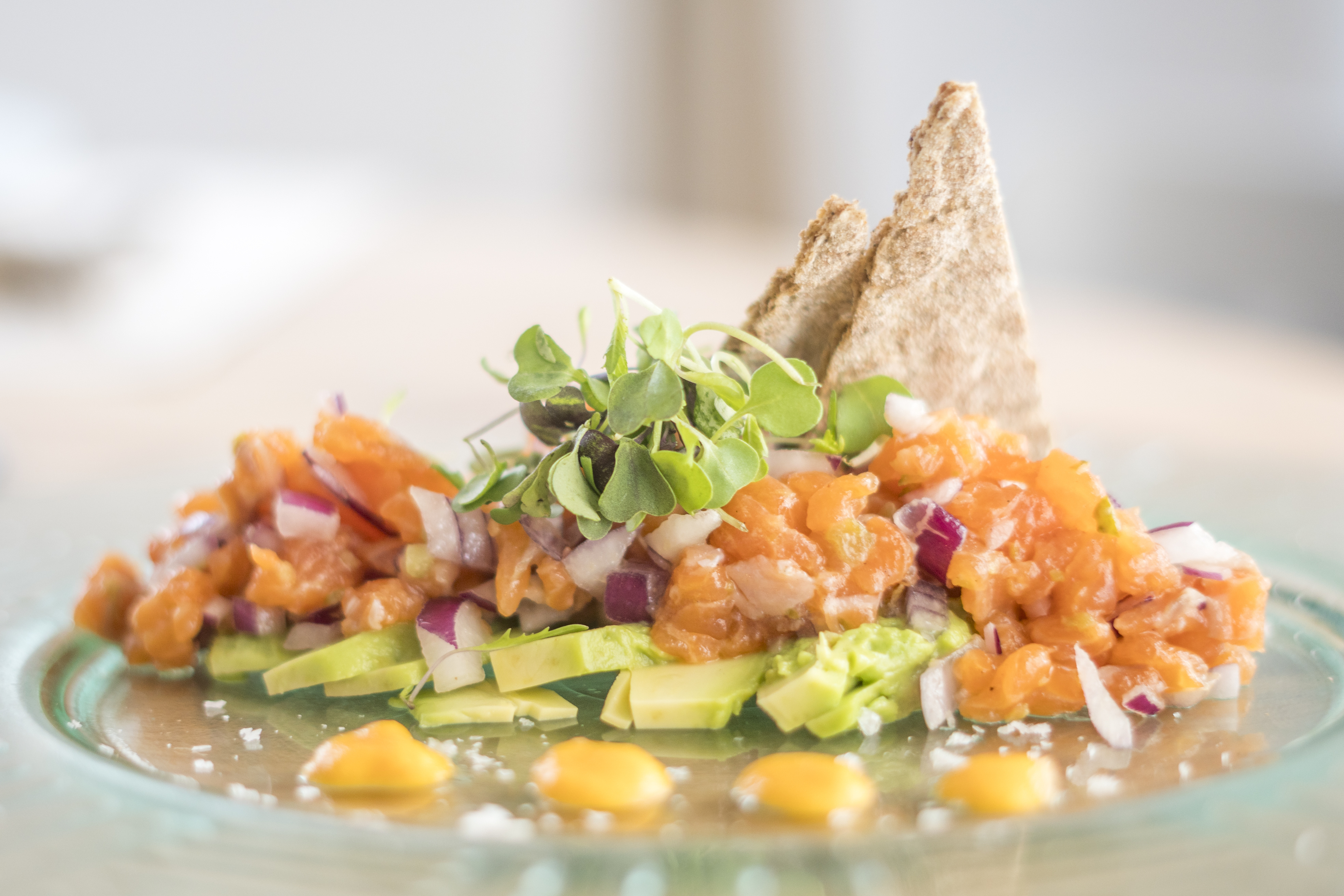 Tartár de Salmón con aguacate: CARTA y Menús de Alquimia Tartár de Salmón con aguacate: CARTA y Menús de Alquimia