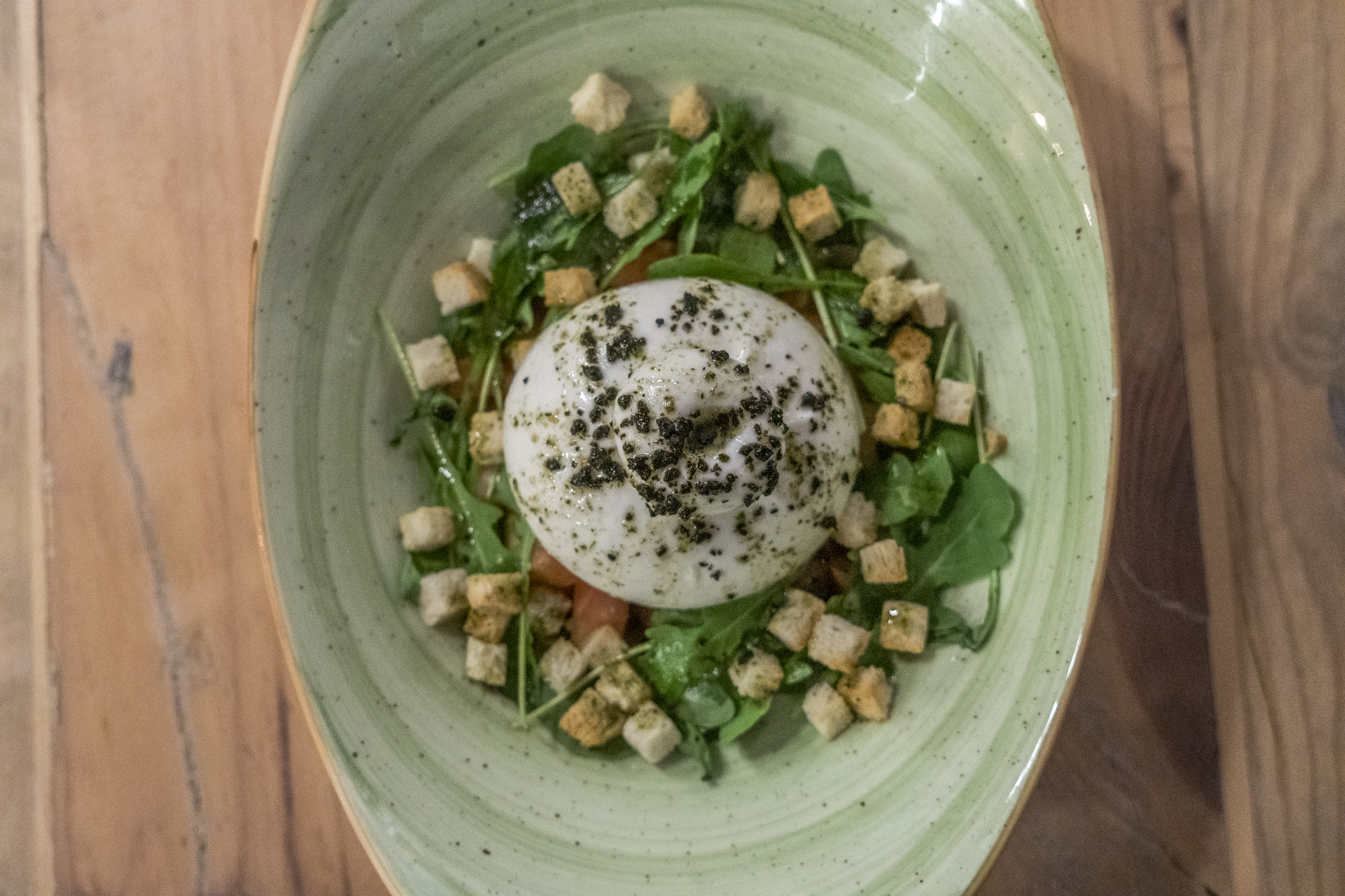 Ensalada de Burrata con tomate, albahaca, rúcula y aceituna negra: CARTA y Menús de Alquimia Ensalada de Burrata con tomate, albahaca, rúcula y aceituna negra: CARTA y Menús de Alquimia