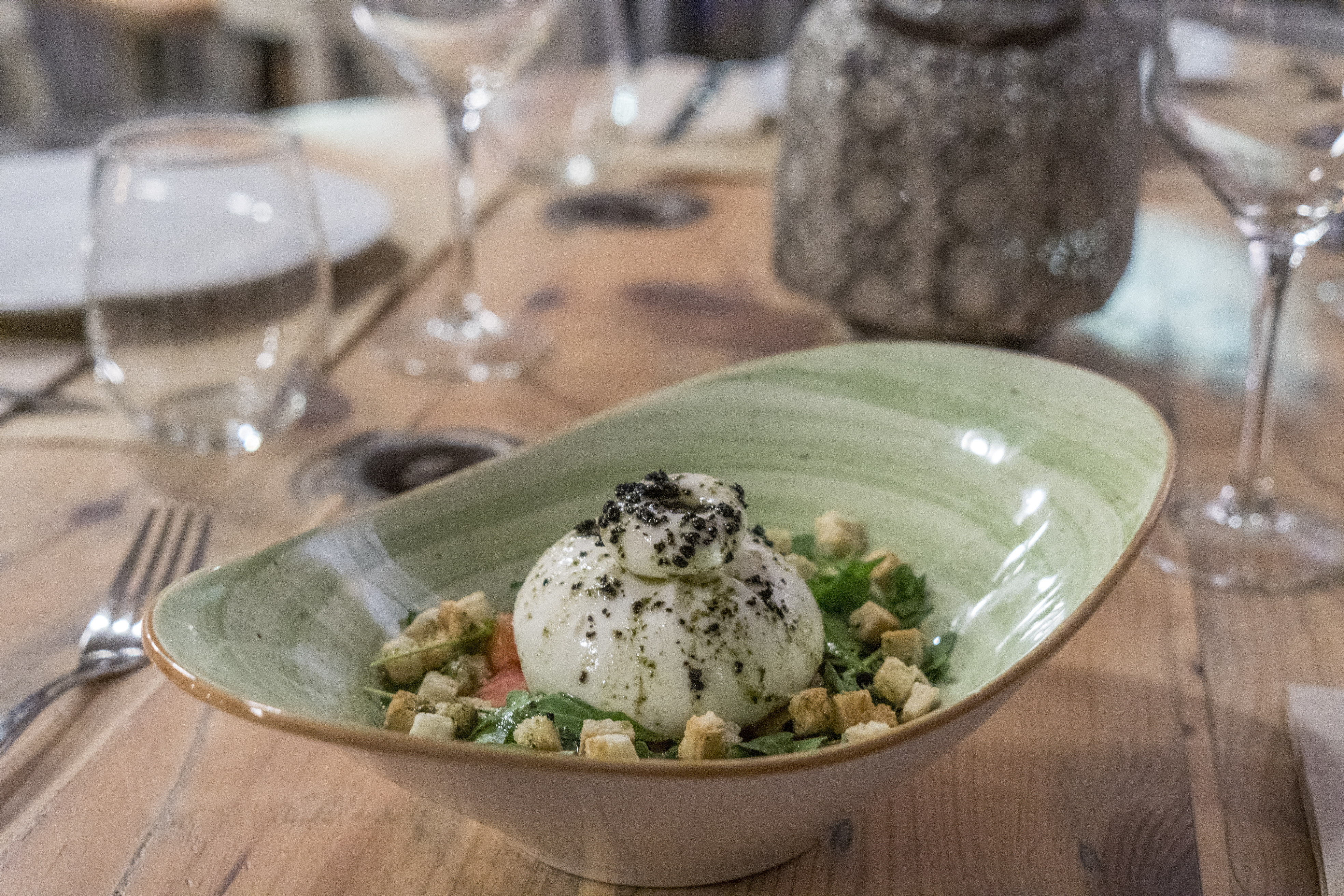 Ensalada de Burrata con tomate, albahaca, rúcula y aceituna negra: CARTA y Menús de Alquimia Ensalada de Burrata con tomate, albahaca, rúcula y aceituna negra: CARTA y Menús de Alquimia