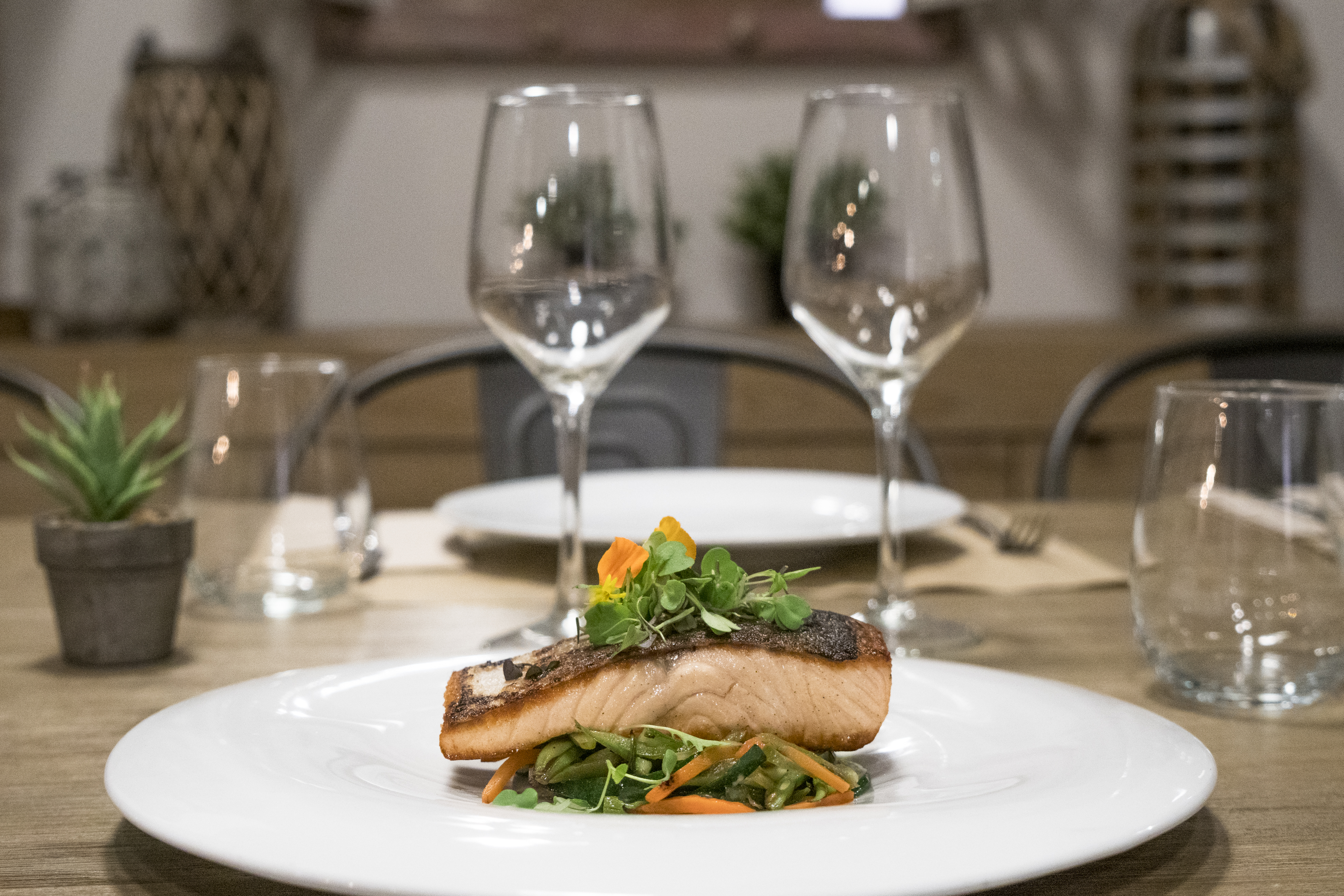 Salmón con wok de verduras: CARTA y Menús de Alquimia Salmón con wok de verduras: CARTA y Menús de Alquimia