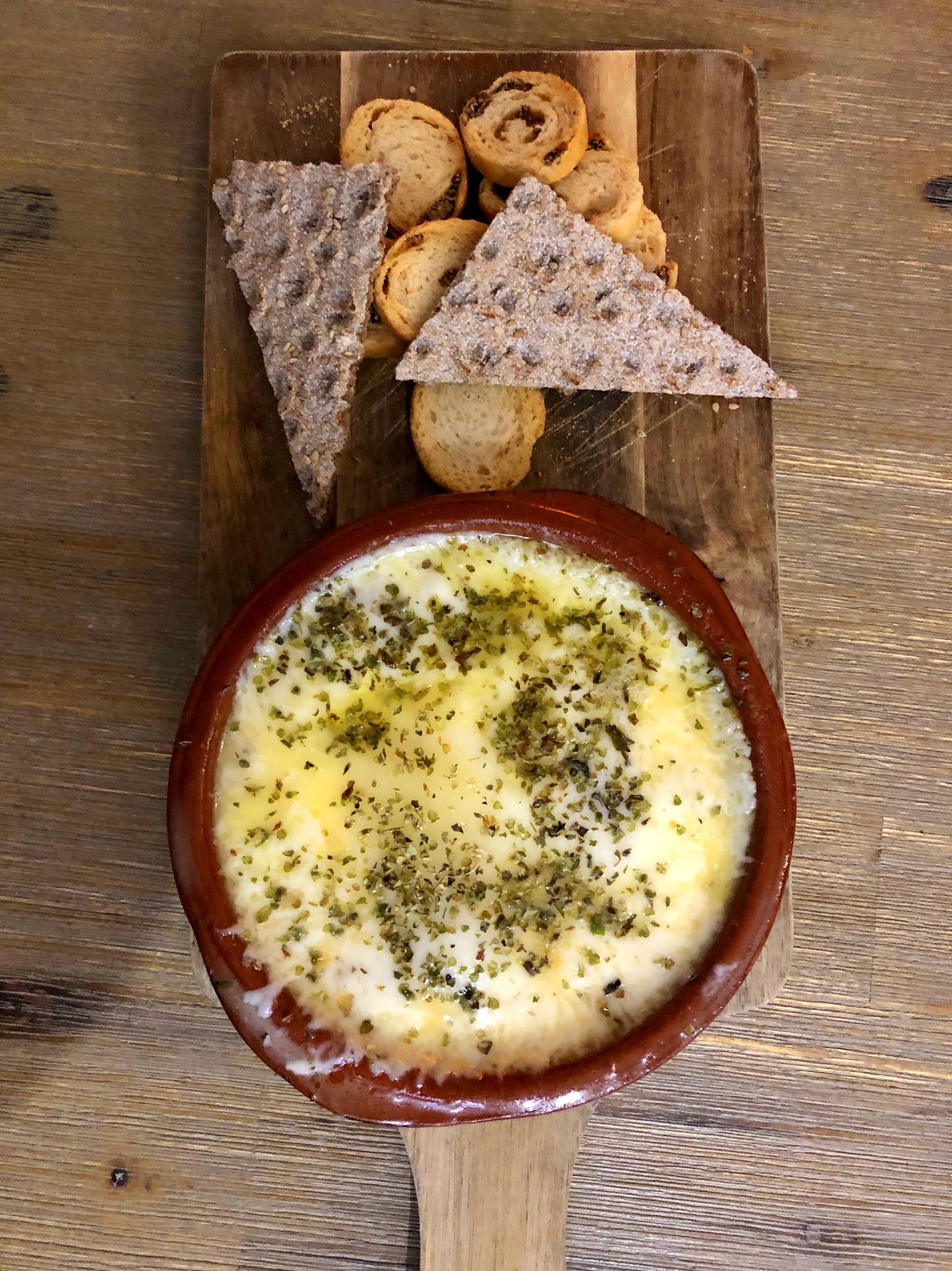 Provoleta a la brasa con tomate y albahaca: CARTA y Menús de Alquimia Provoleta a la brasa con tomate y albahaca: CARTA y Menús de Alquimia