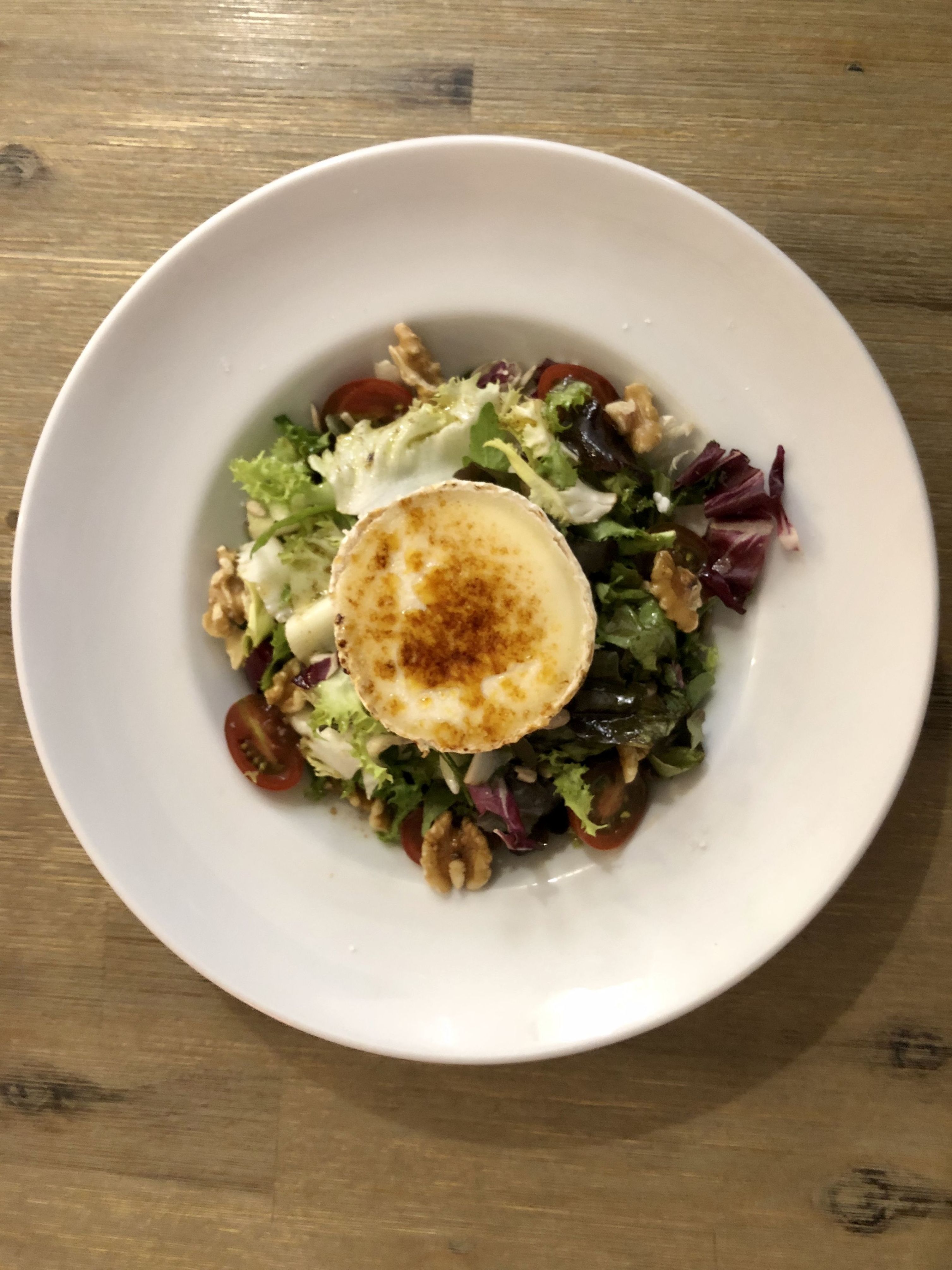Ensalada de Queso de cabra caramelizada con frutos secos: CARTA y Menús de Alquimia Ensalada de Queso de cabra caramelizada con frutos secos: CARTA y Menús de Alquimia