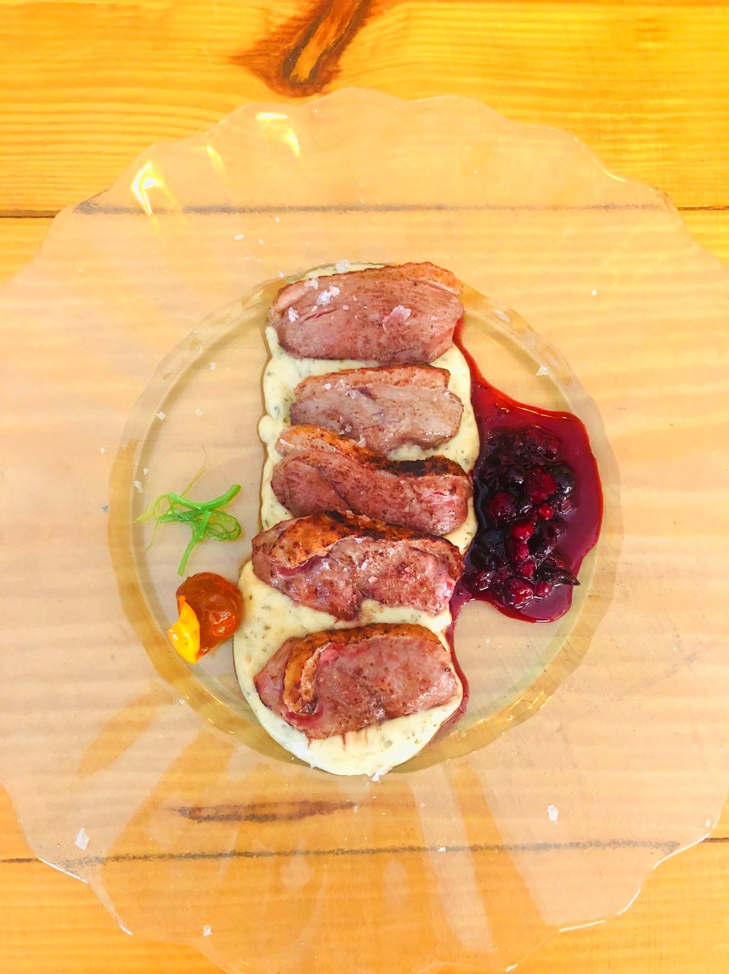 Magret de Pato con coulis de frutos rojos: CARTA y Menús de Alquimia Magret de Pato con coulis de frutos rojos: CARTA y Menús de Alquimia