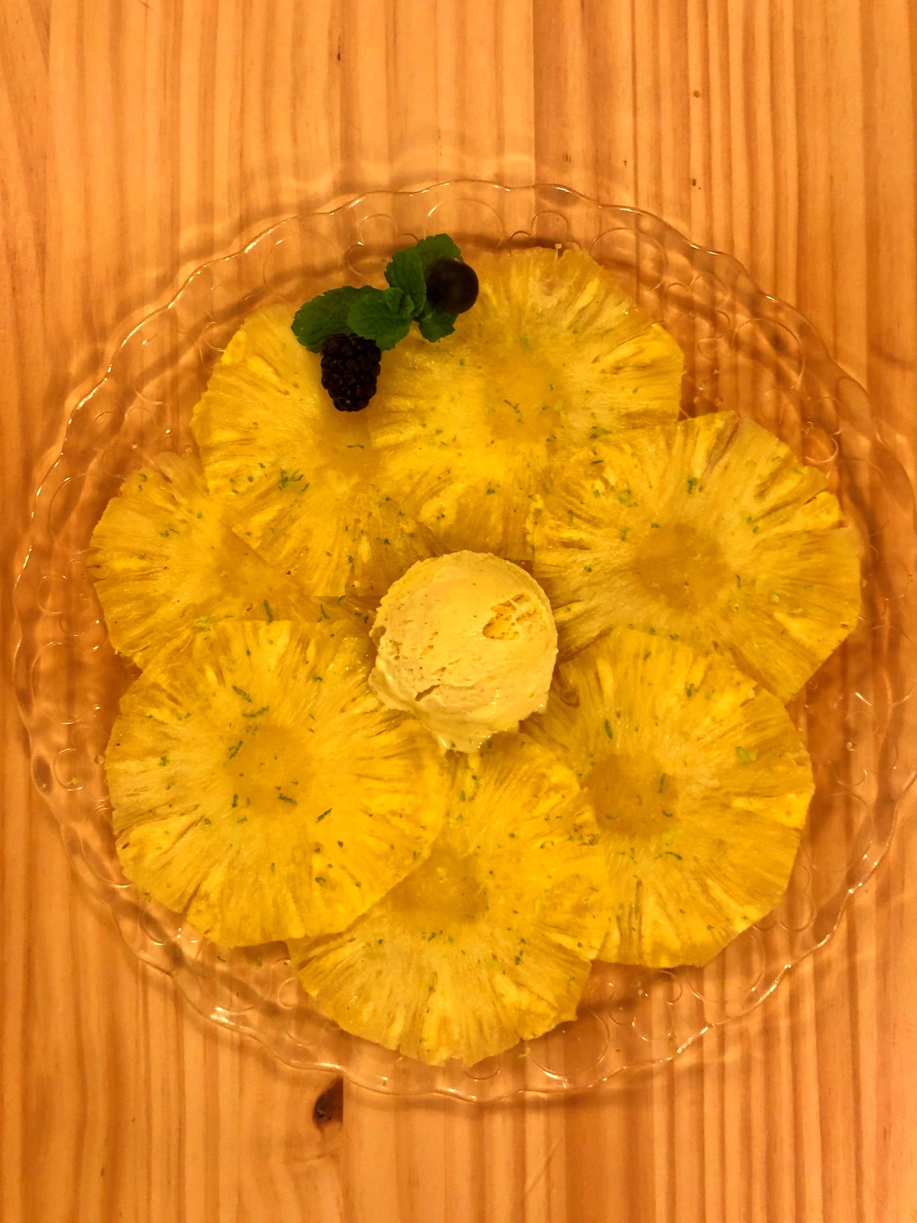 Carpaccio de piña con sorbete de limón: CARTA y Menús de Alquimia Carpaccio de piña con sorbete de limón: CARTA y Menús de Alquimia