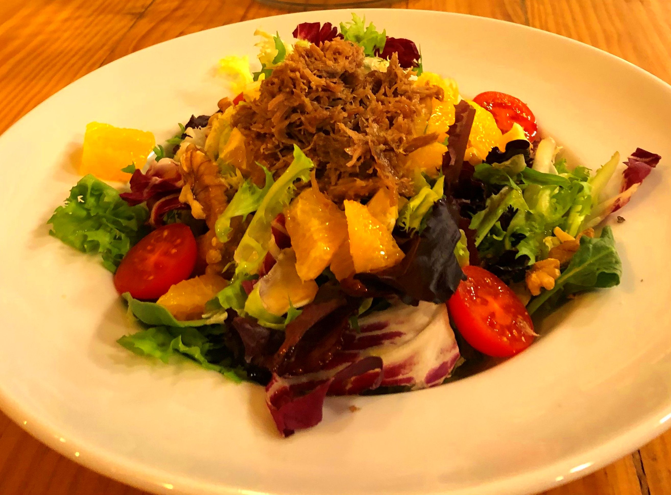 Duck salad with oranges, walnuts, croutons and vinaigrette: MENU de Alquimia Duck salad with oranges, walnuts, croutons and vinaigrette: MENU de Alquimia