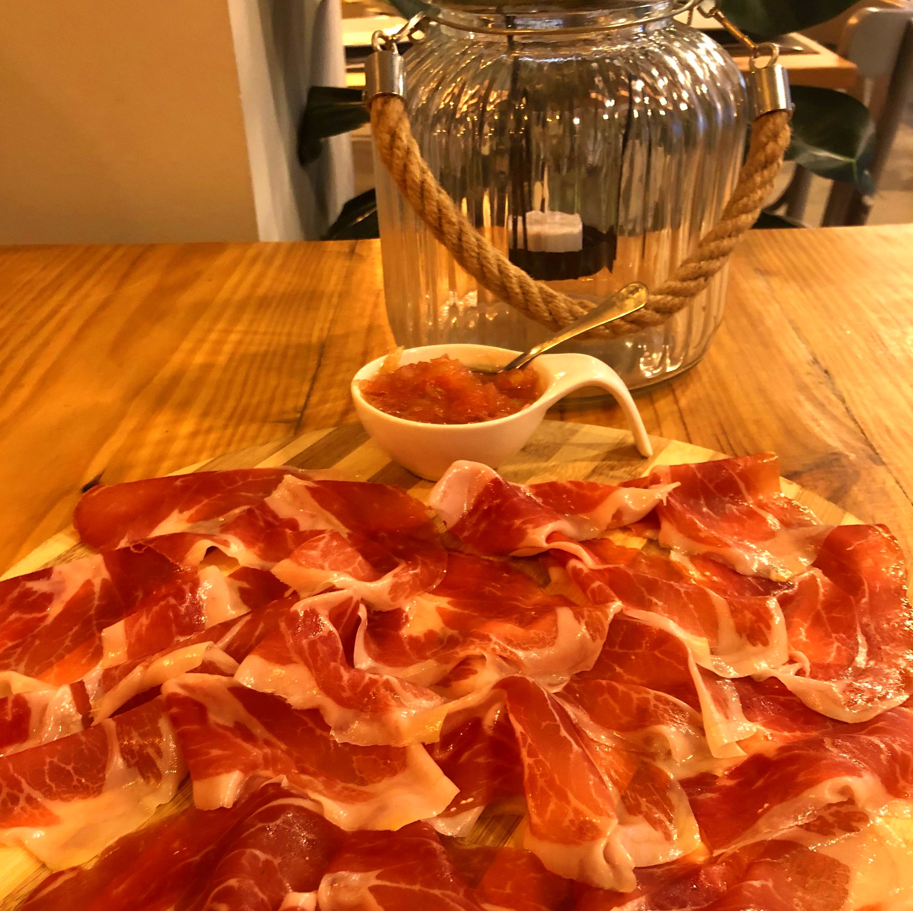 Tabla de Jamón Ibérico con tomate rallado: CARTA y Menús de Alquimia Tabla de Jamón Ibérico con tomate rallado: CARTA y Menús de Alquimia