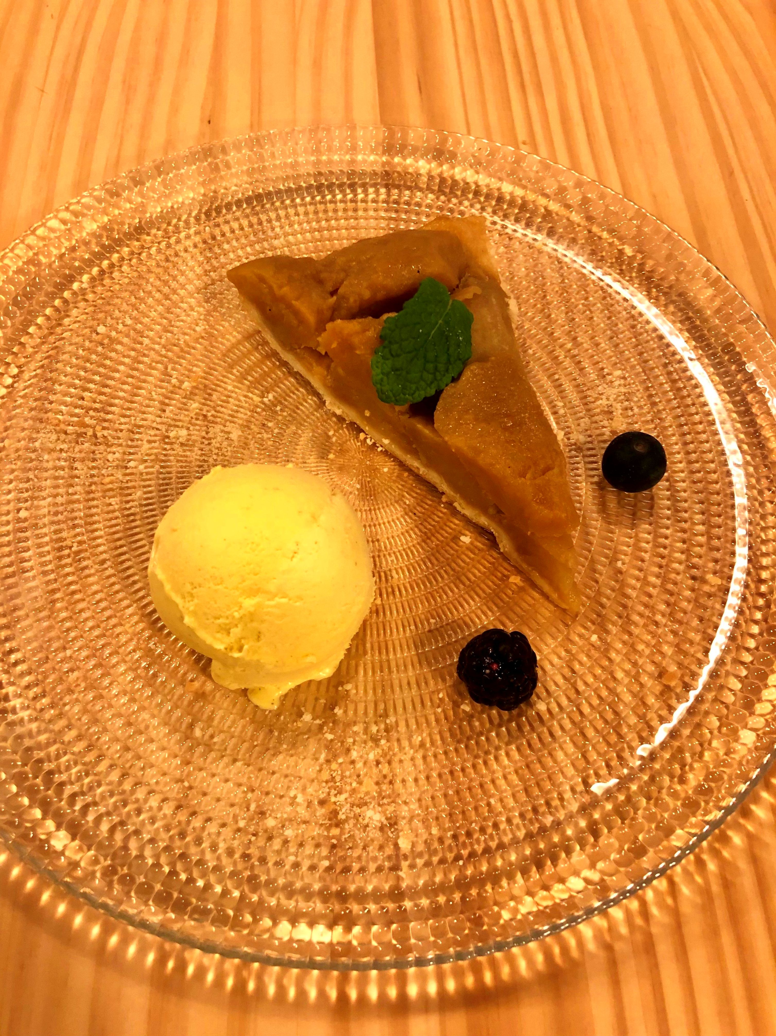 Tatin con helado de vainilla: CARTA y Menús de Alquimia Tatin con helado de vainilla: CARTA y Menús de Alquimia