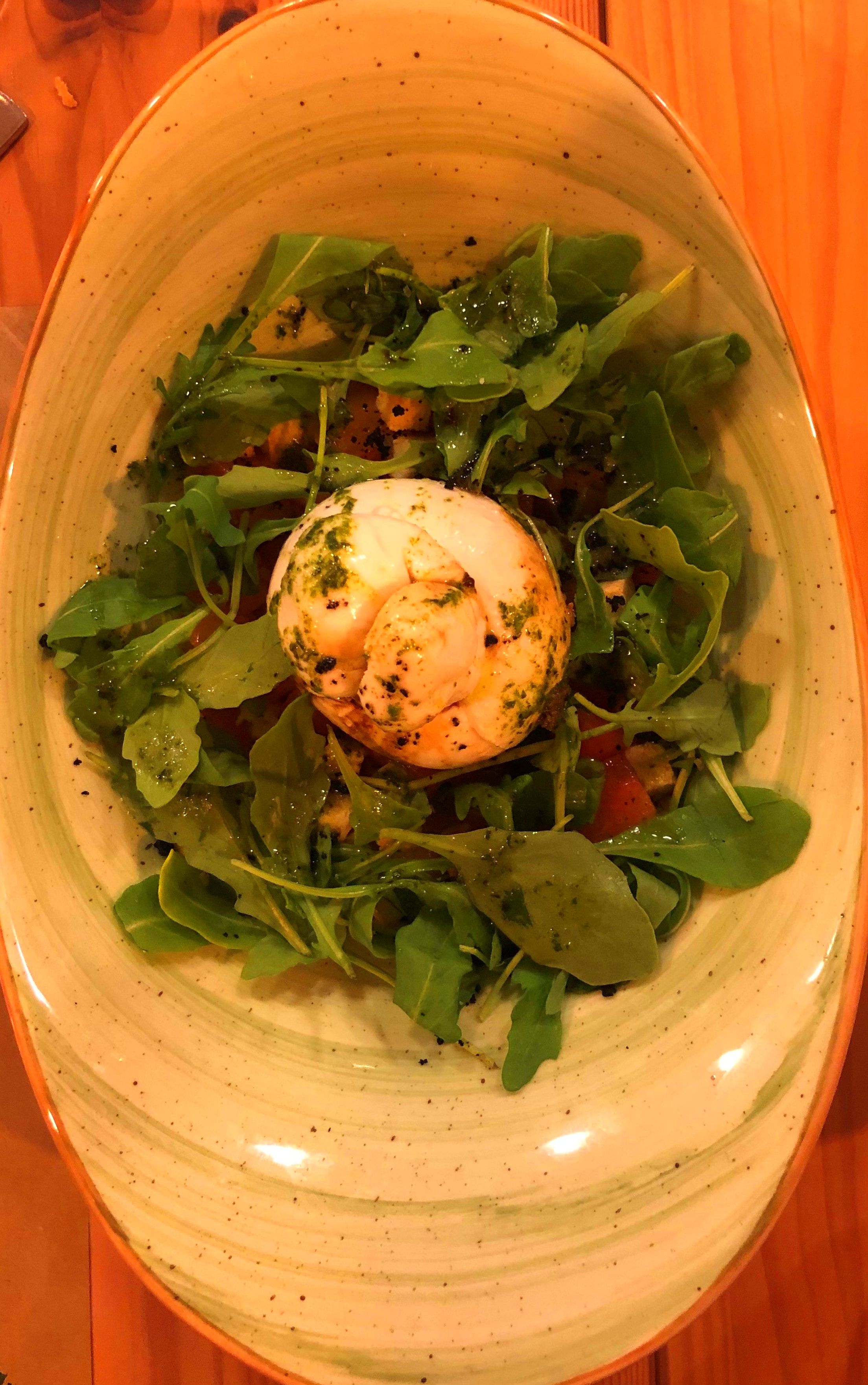 Ensalada de Burrata con tomate, albahaca, rúcula y aceituna negra: CARTA y Menús de Alquimia Ensalada de Burrata con tomate, albahaca, rúcula y aceituna negra: CARTA y Menús de Alquimia