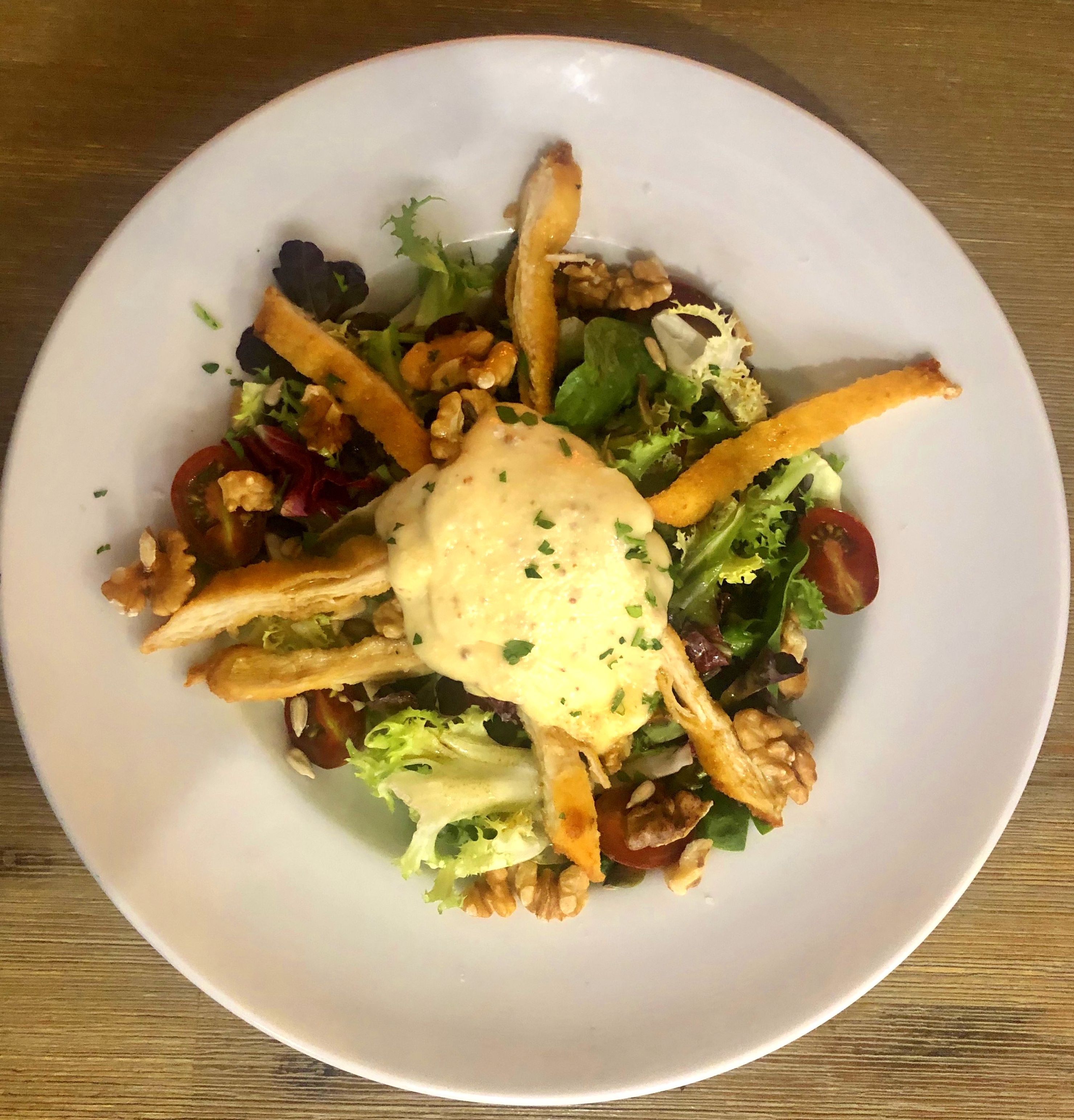 Ensalada de Pollo crujiente con frutos secos y salsa cesar: CARTA y Menús de Alquimia Ensalada de Pollo crujiente con frutos secos y salsa cesar: CARTA y Menús de Alquimia