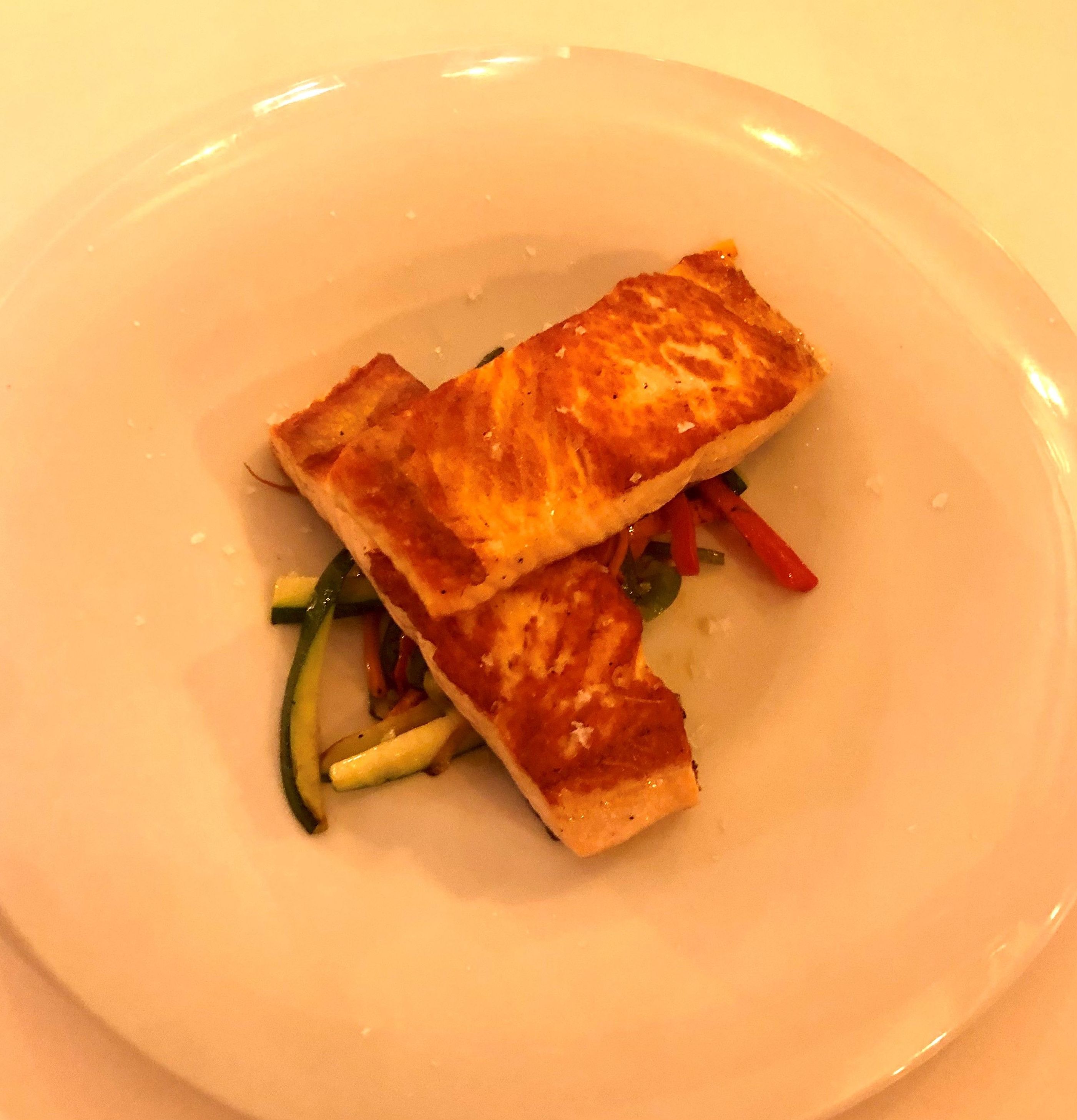 Salmón con wok de verduras: CARTA y Menús de Alquimia Salmón con wok de verduras: CARTA y Menús de Alquimia