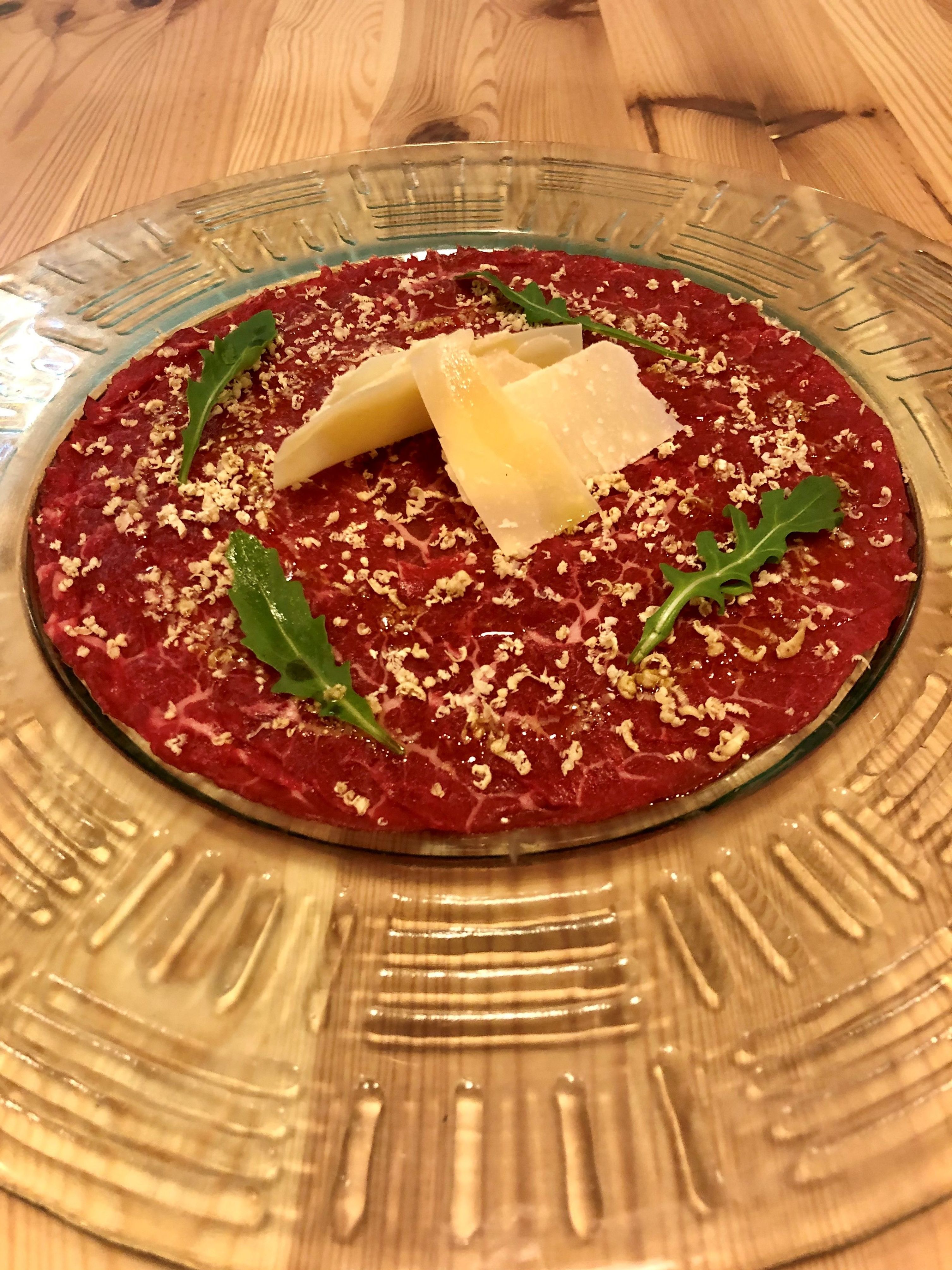 Carpaccio de Ternera con queso parmesano y foié: CARTA y Menús de Alquimia Carpaccio de Ternera con queso parmesano y foié: CARTA y Menús de Alquimia