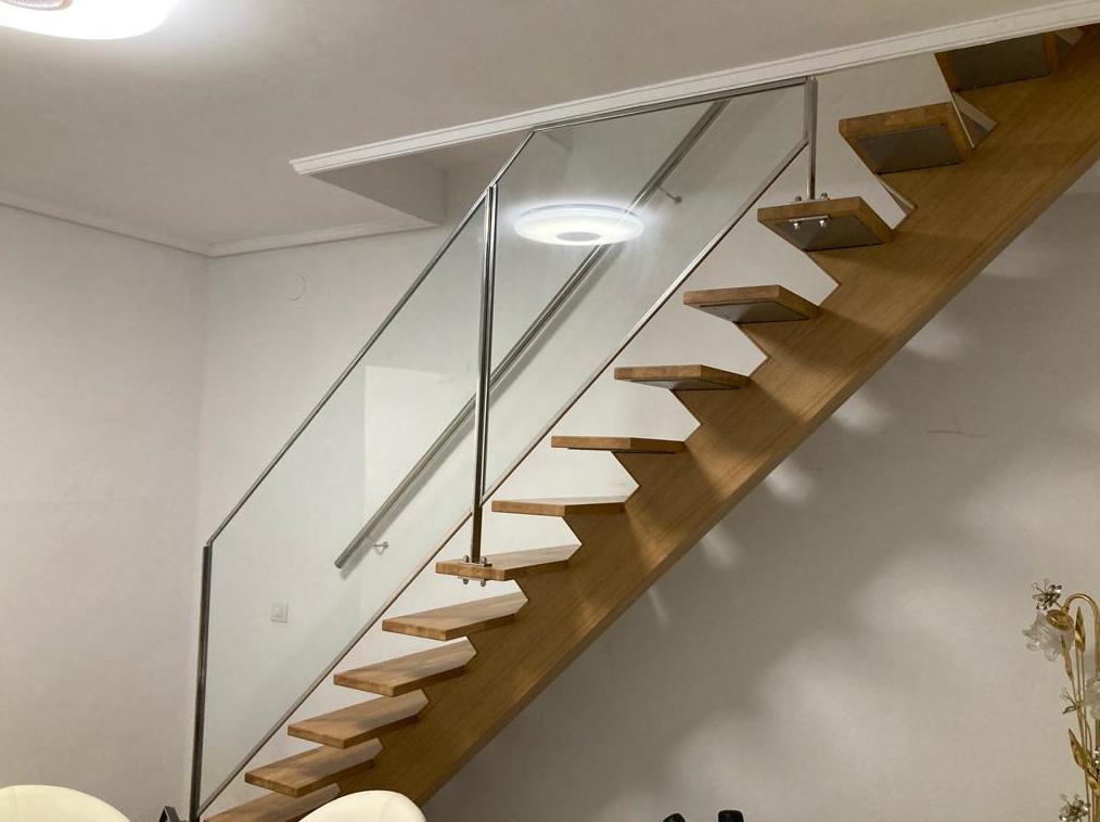 Escalera de cristal y madera