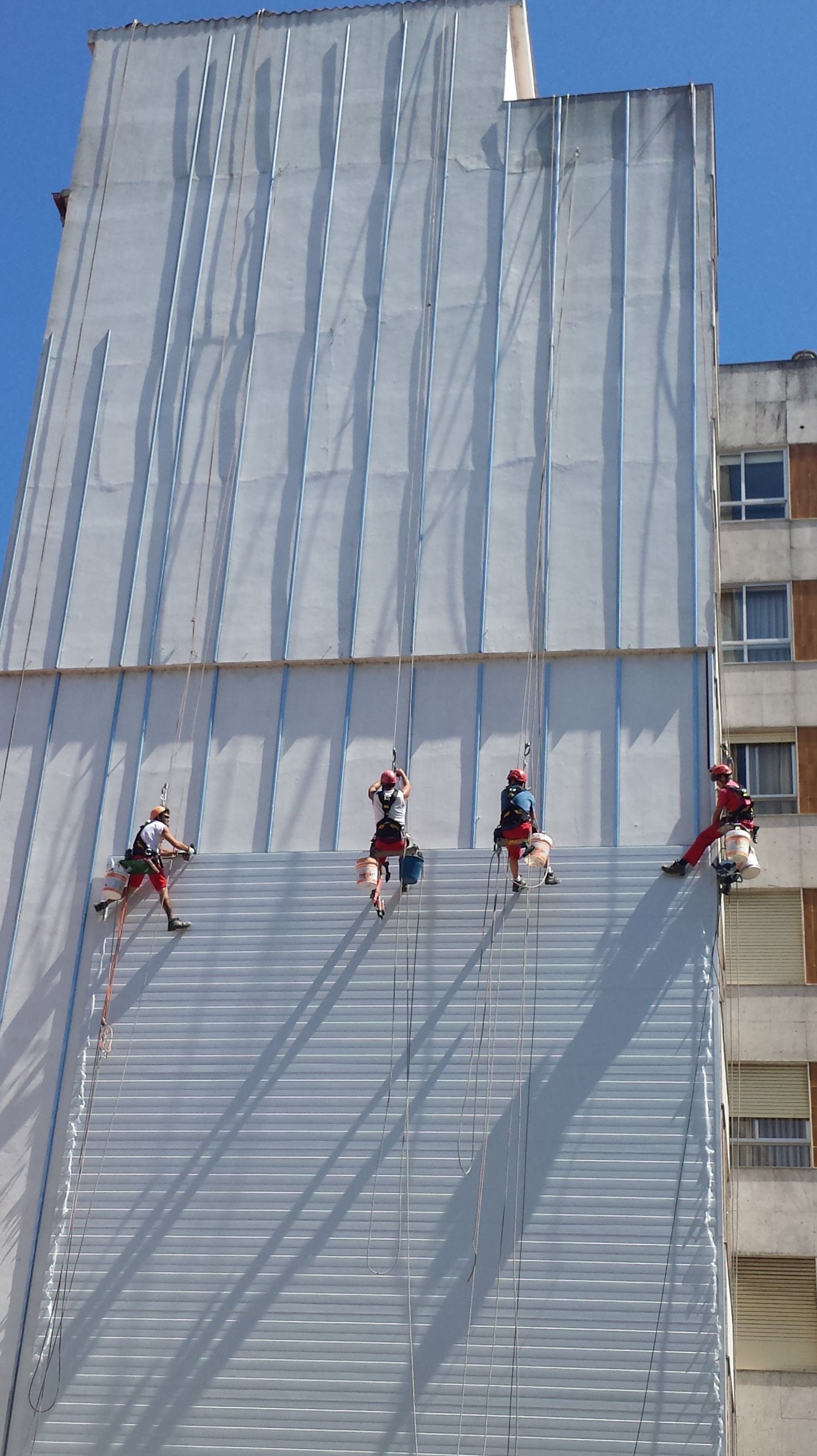 Instalación de fachada medianera con panel Sandwich, en Vertical Instalación de fachada medianera con panel Sandwich, en Vertical