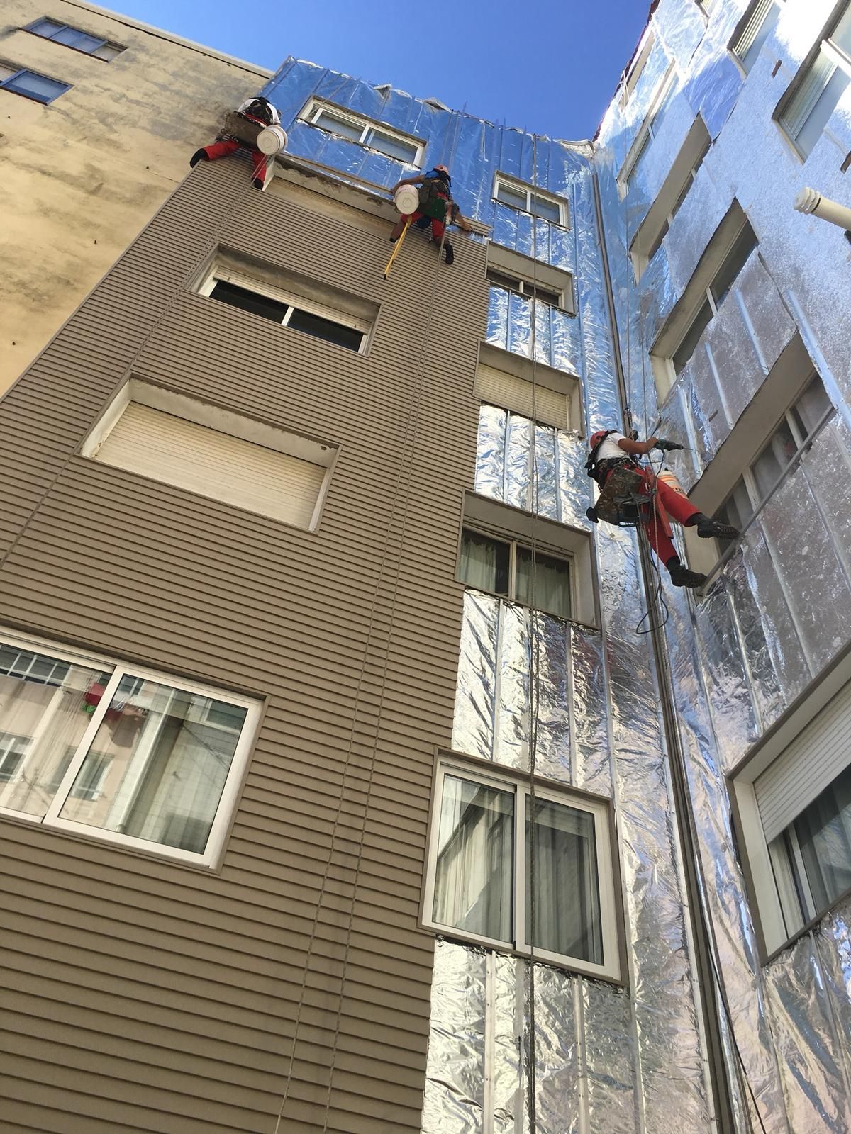 Revestimiento de patio de luces con vinilo: Nuestros Servicios de Sergama Reparaciones de Altura Revestimiento de patio de luces con vinilo: Nuestros Servicios de Sergama Reparaciones de Altura
