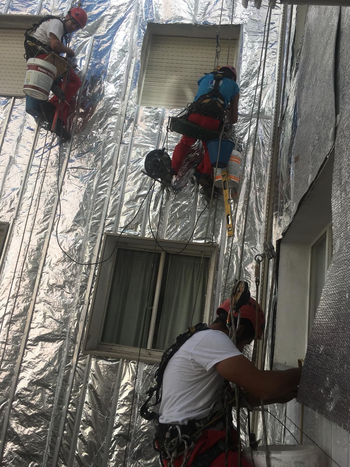 Revestimiento de patio de luces con vinilo: Nuestros Servicios de Sergama Reparaciones de Altura Revestimiento de patio de luces con vinilo: Nuestros Servicios de Sergama Reparaciones de Altura