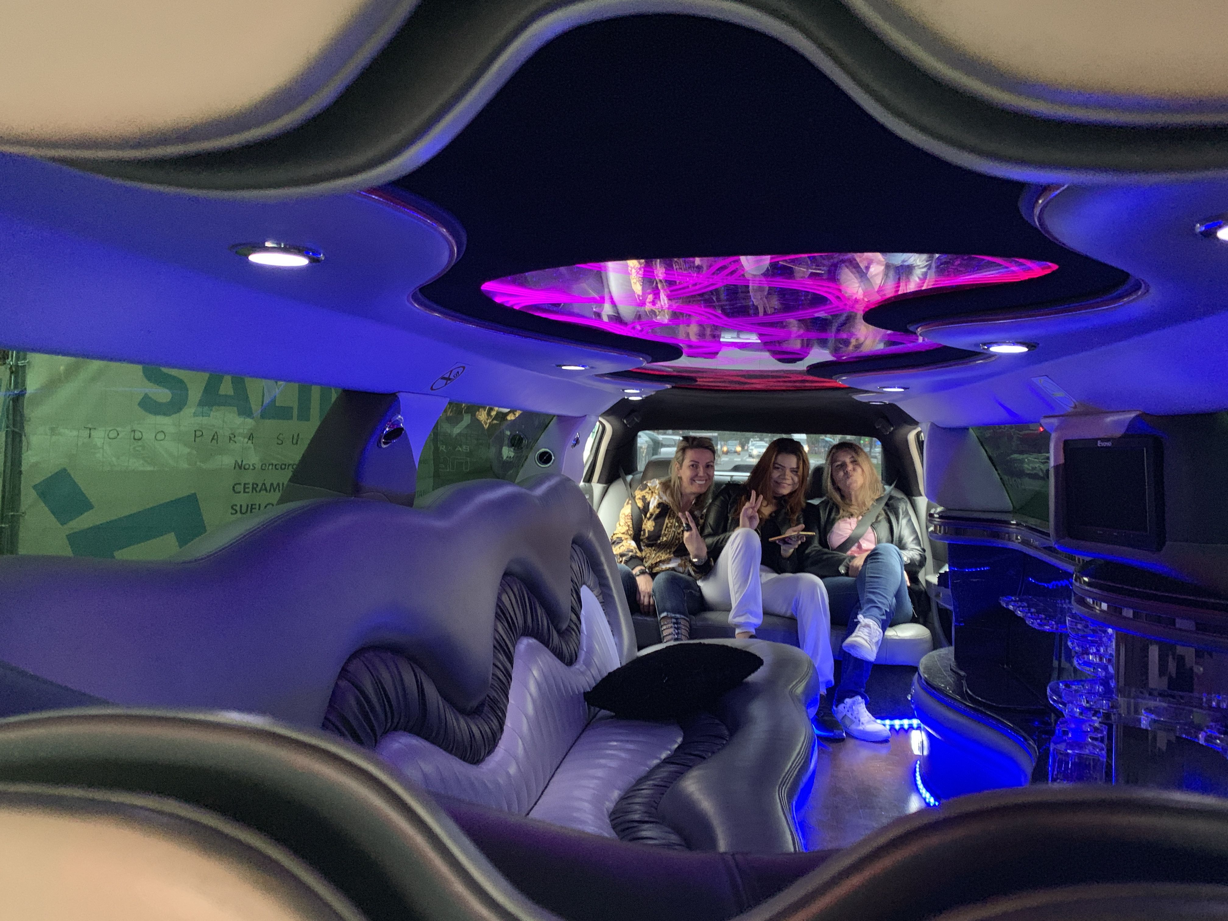 Salidas nocturnas: Servicios de Elegance Limousine Salidas nocturnas: Servicios de Elegance Limousine