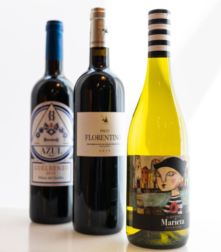 Una cuidada selección de vinos en nuestra bodega Una cuidada selección de vinos en nuestra bodega