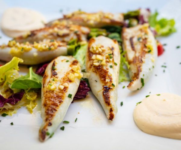 Chipirones plancha con trigueros y ali oli, una delicia Chipirones plancha con trigueros y ali oli, una delicia