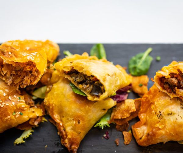 Deliciosas empanadillas con relleno de atún, carne y vegetal Deliciosas empanadillas con relleno de atún, carne y vegetal