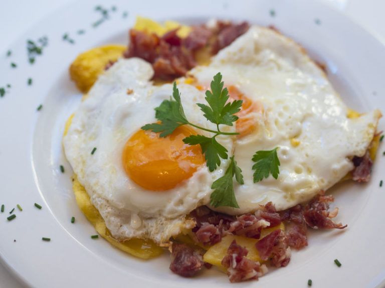 Huevos rotos típicos de la gastronomía madrileña Huevos rotos típicos de la gastronomía madrileña