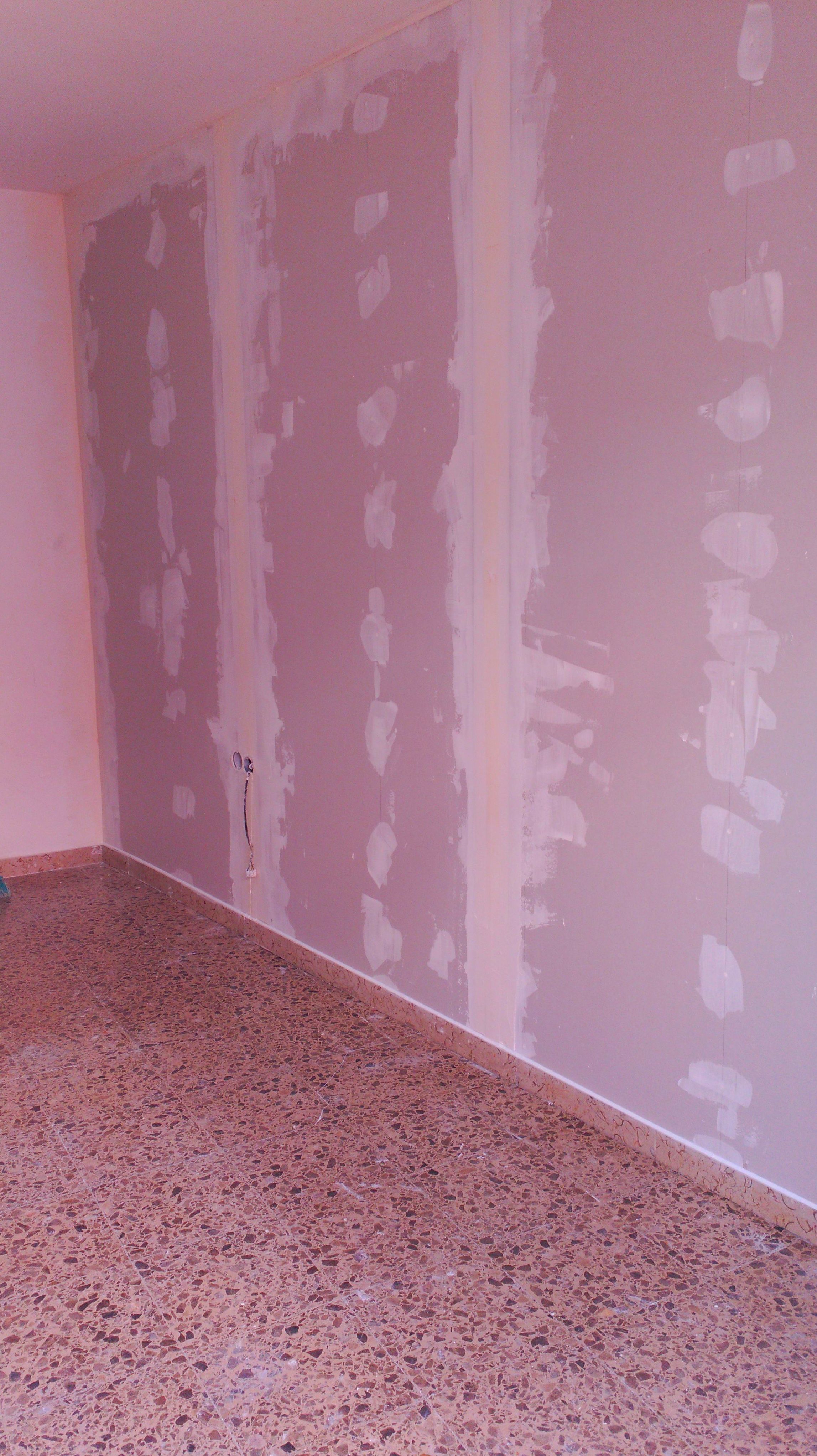 Pared acabada a falta de pintura Pared acabada a falta de pintura
