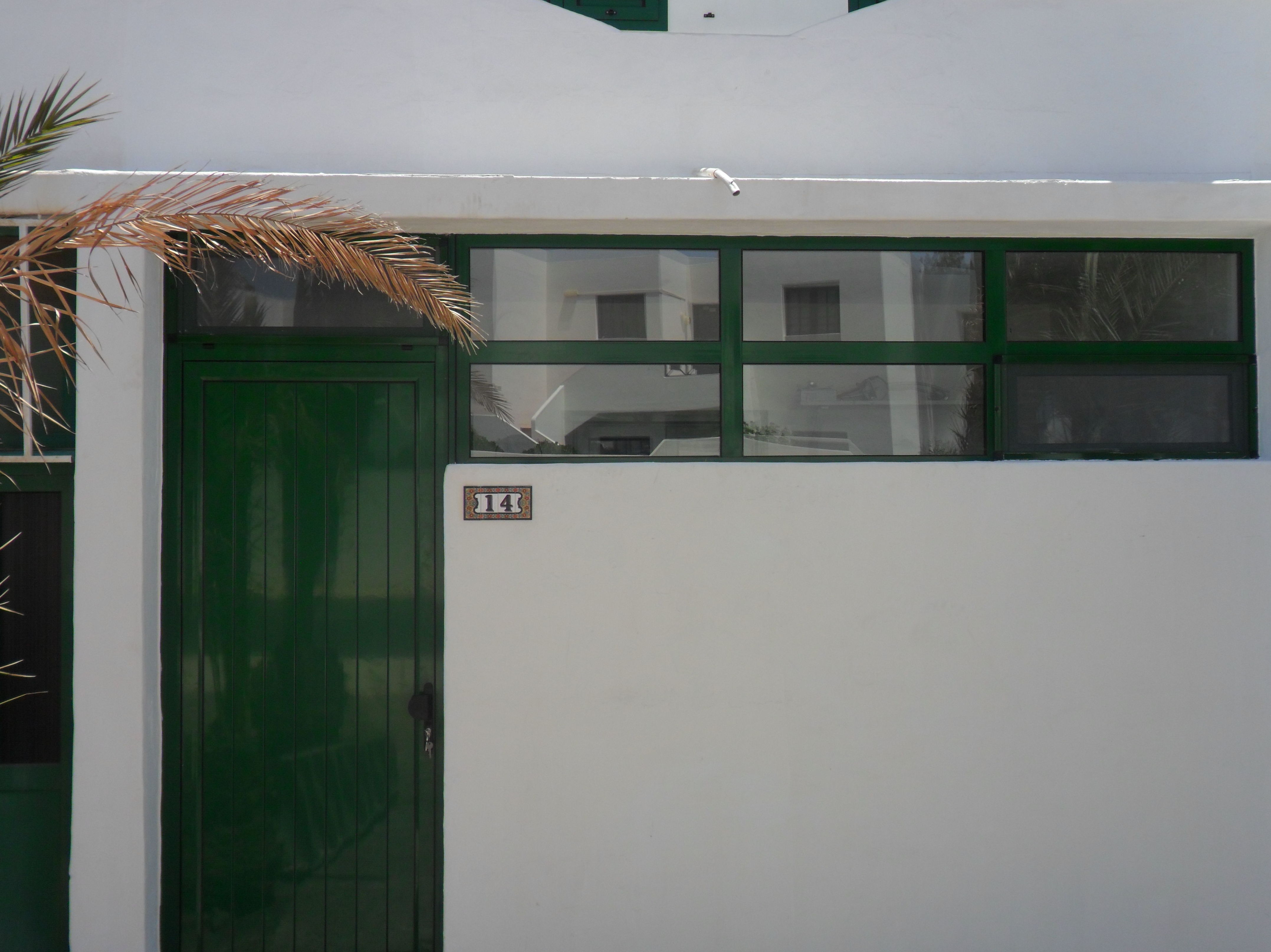 Puerta de aluminio con ventana corrida color verde