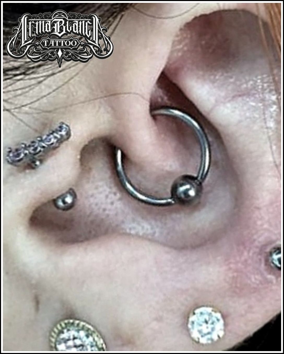 Piercings: Servicios y equipo de Arma Blanca Tattoo Piercings: Servicios y equipo de Arma Blanca Tattoo