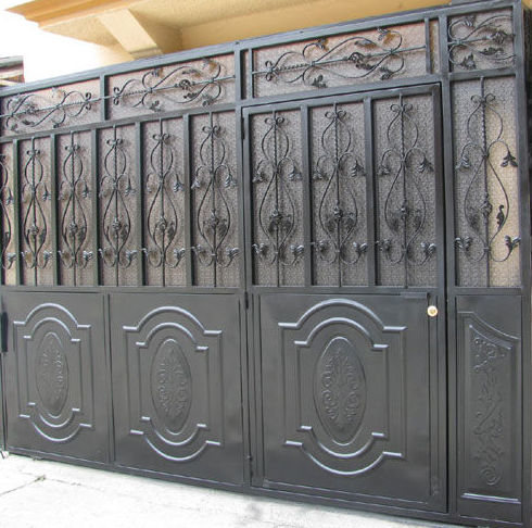Puerta de calle en hierro