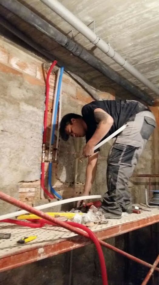Instalando tubería de reticulado con máquina de prensar Instalando tubería de reticulado con máquina de prensar