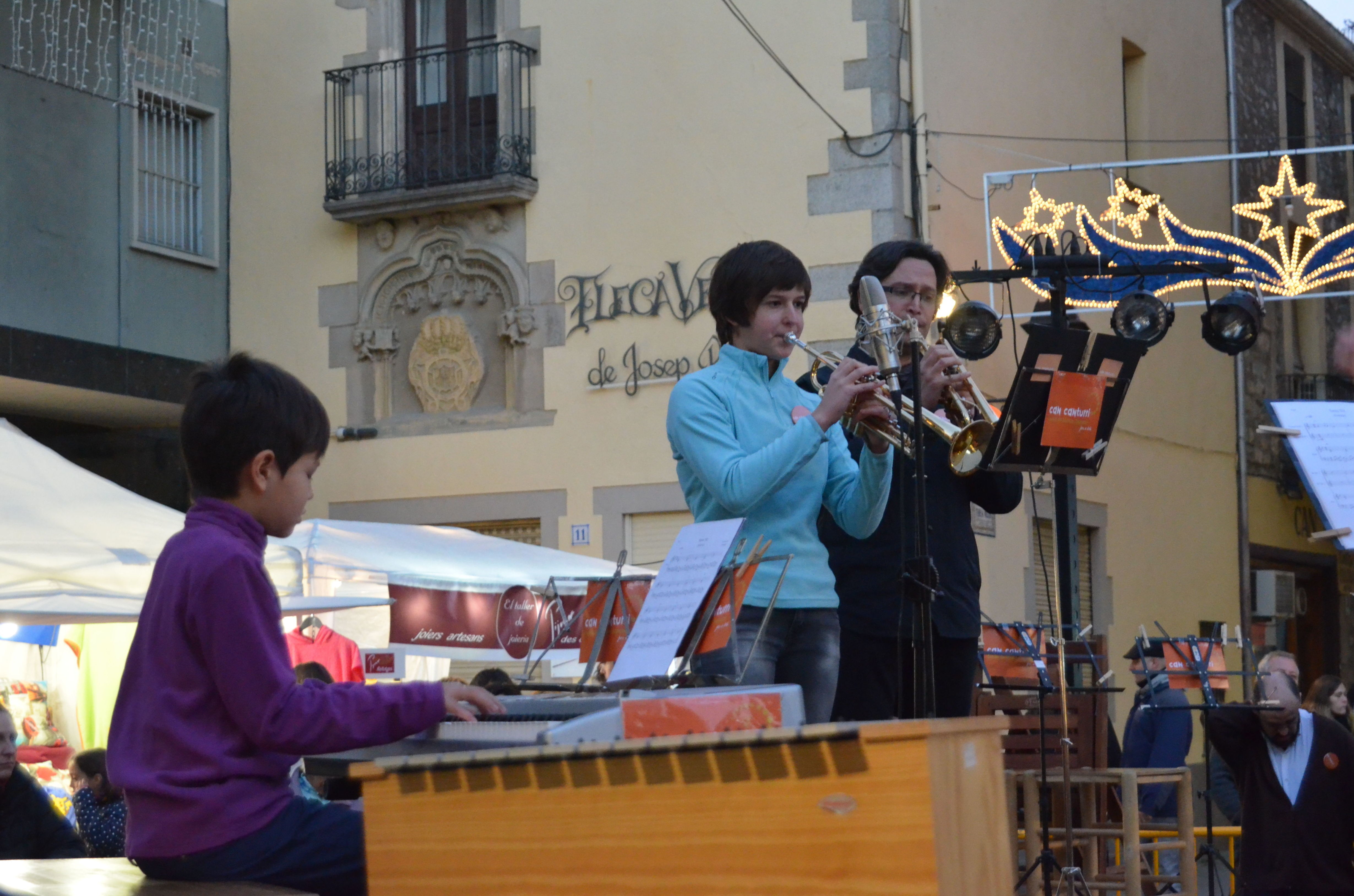 CONCERT EN LA FIRA DE NADAL DE CARDEDEU 2016: Escuela de música i Expresión de Can Canturri CONCERT EN LA FIRA DE NADAL DE CARDEDEU 2016: Escuela de música i Expresión de Can Canturri