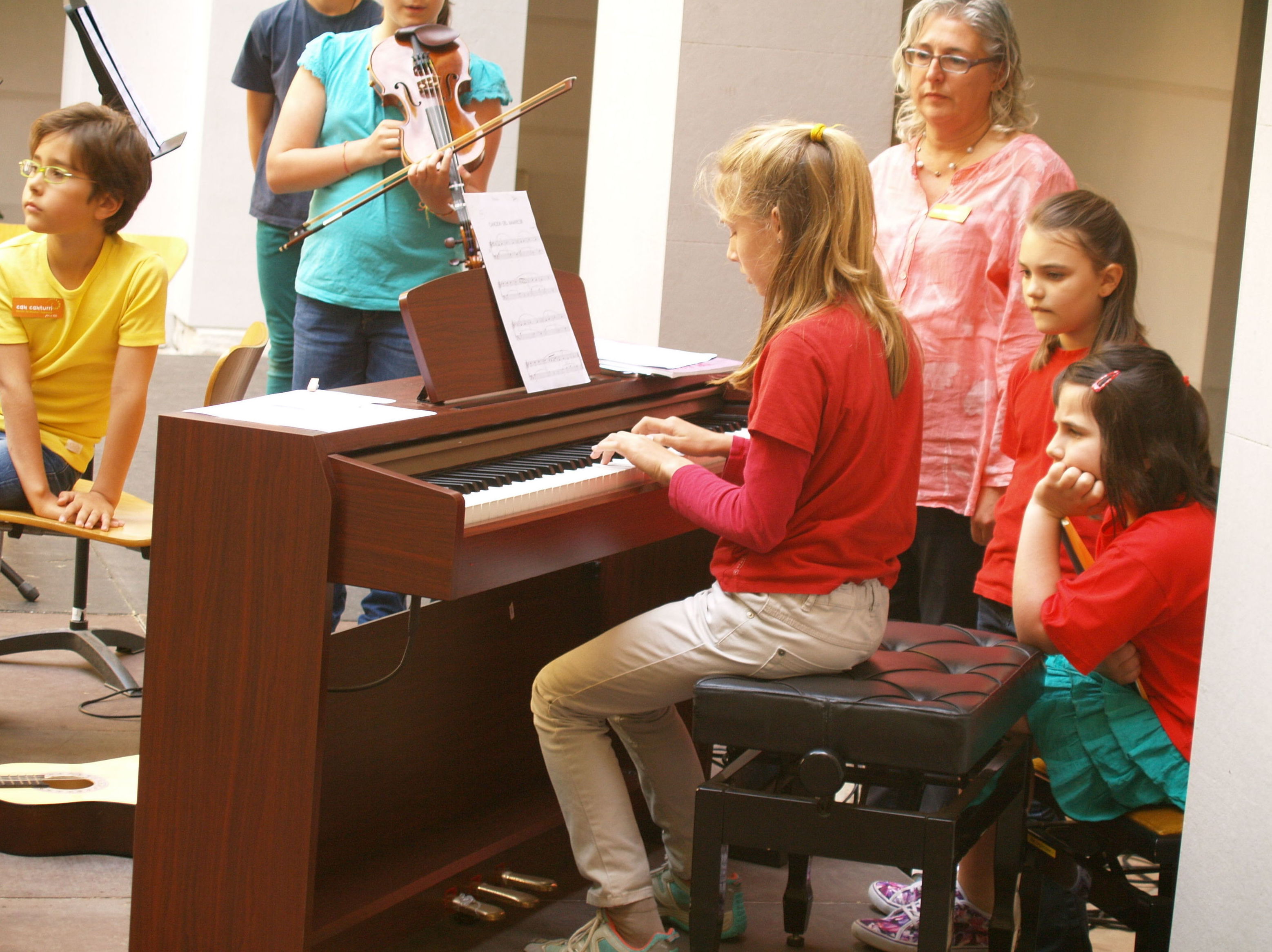INSTRUMENTS i Cant: Escuela de música i Expresión de Can Canturri INSTRUMENTS i Cant: Escuela de música i Expresión de Can Canturri