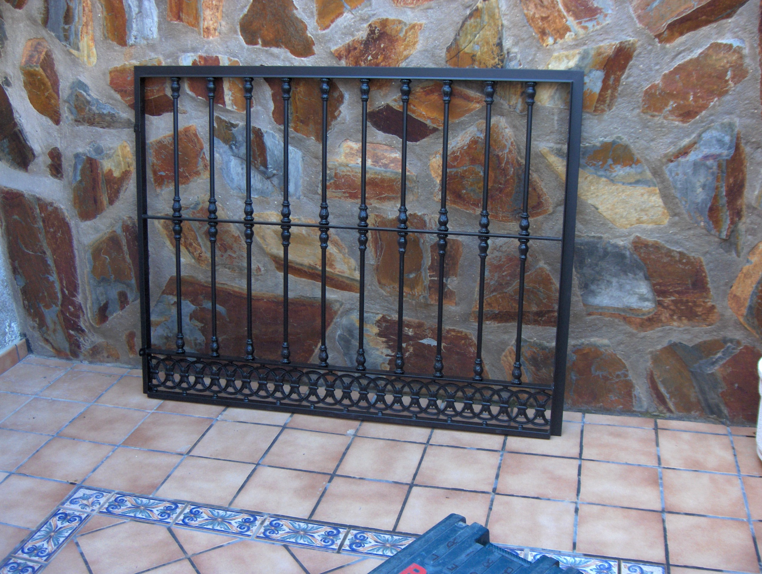Barrote forjado con cenefa de forja.JPG Barrote forjado con cenefa de forja.JPG