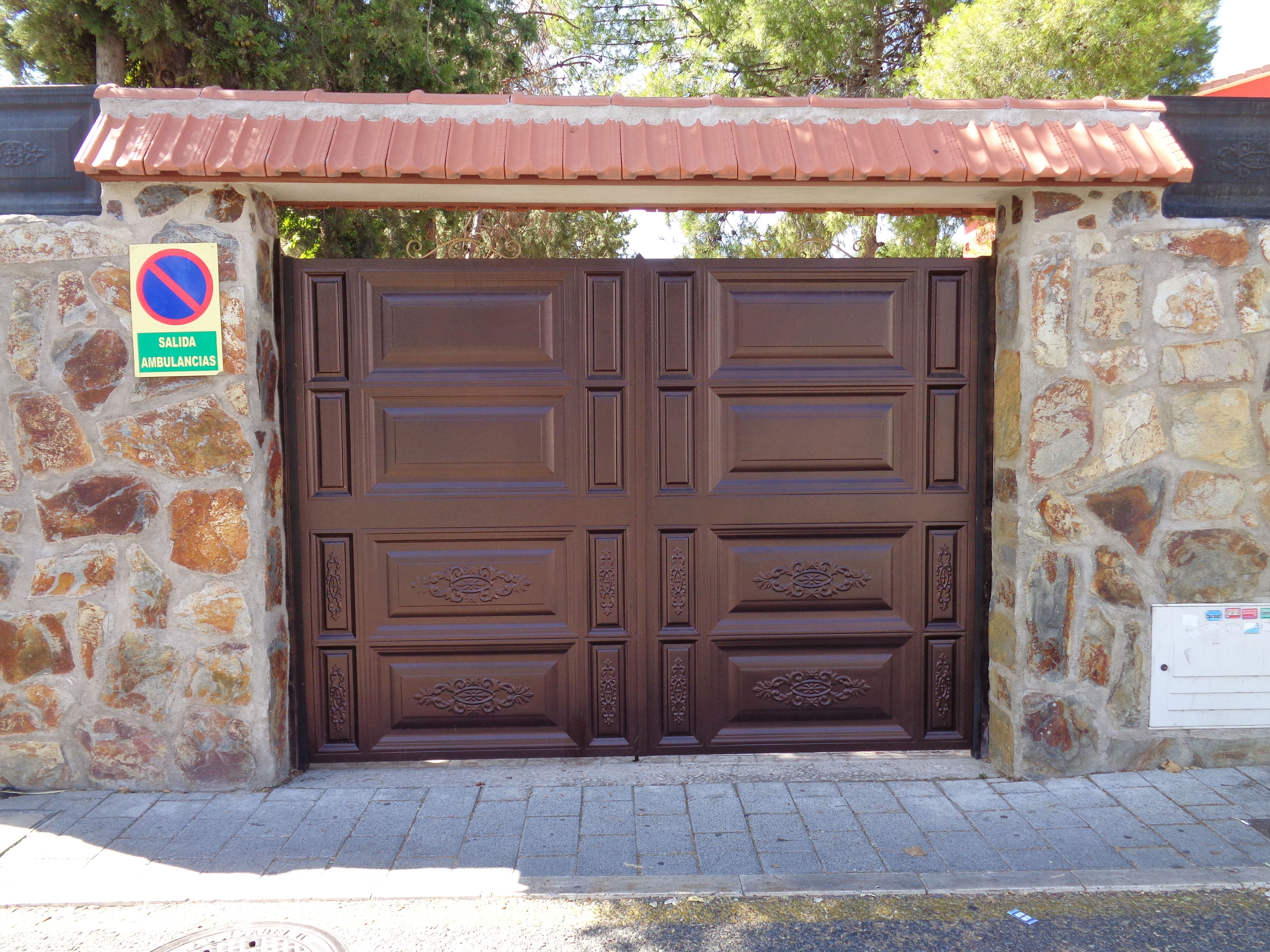 Puerta abatible de dos hojas en acero lacado Puerta abatible de dos hojas en acero lacado