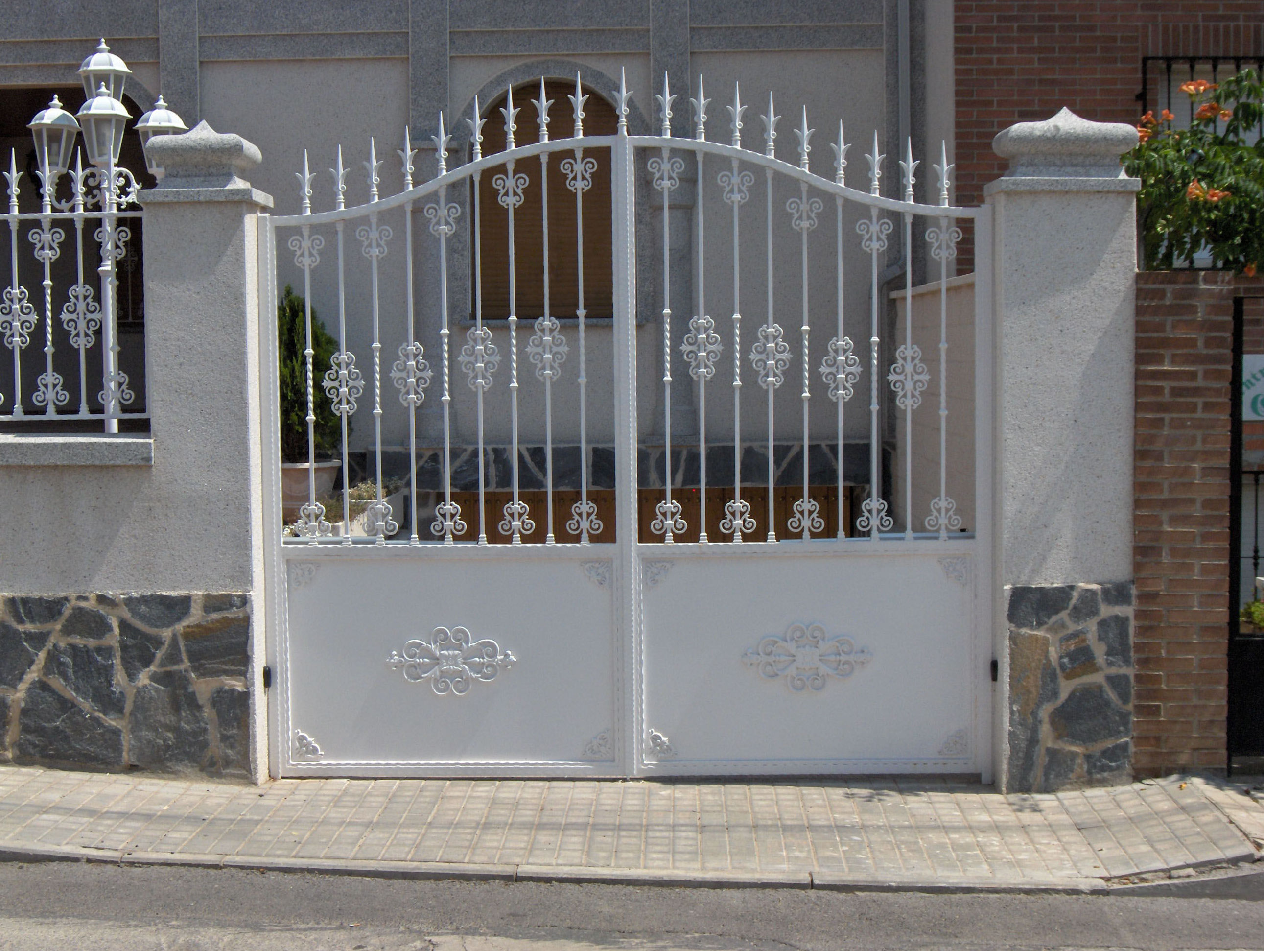 Puerta abatible de dos hojas en acero lacado Puerta abatible de dos hojas en acero lacado
