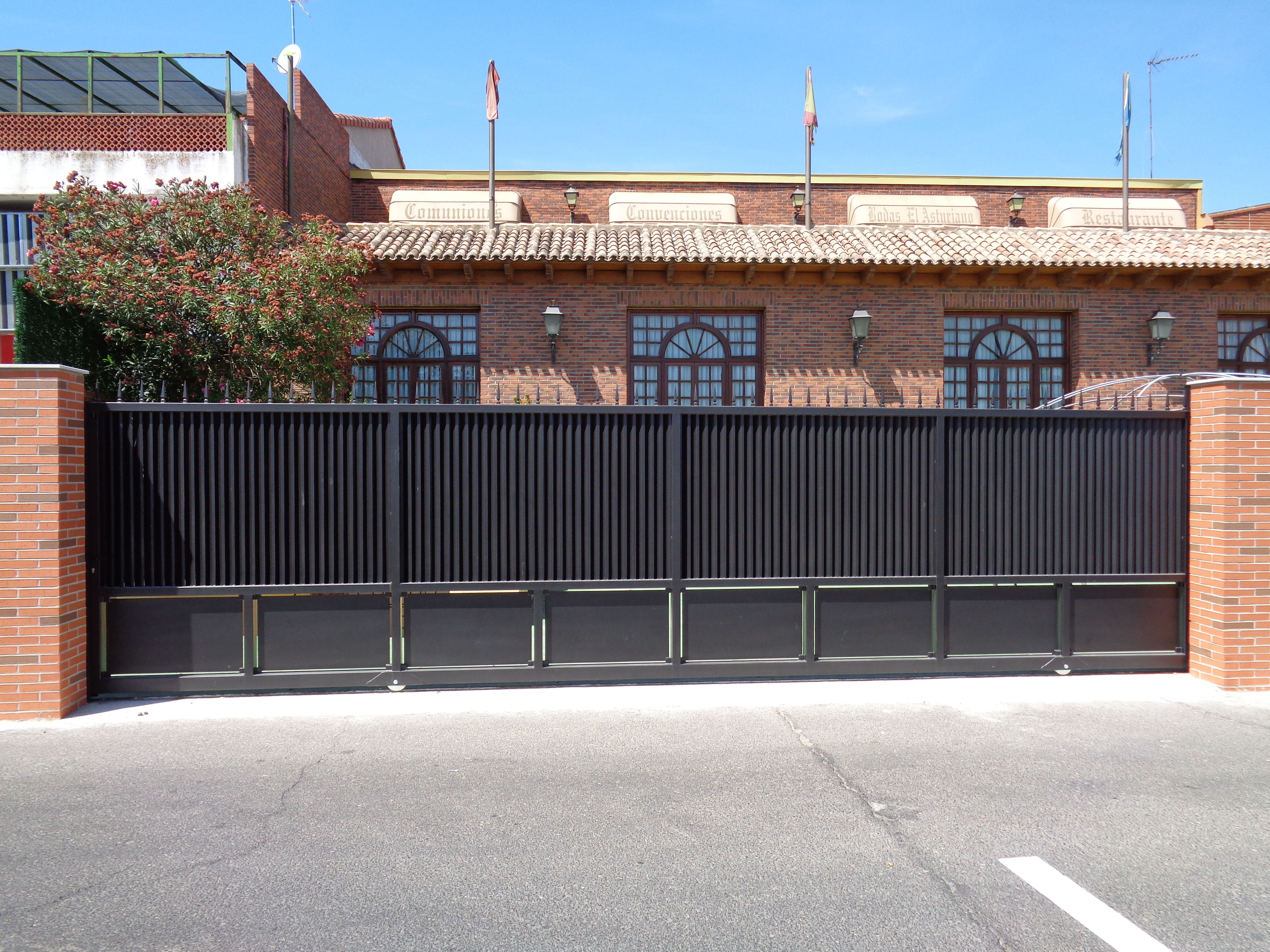 Puerta corredera en acero lacado Puerta corredera en acero lacado